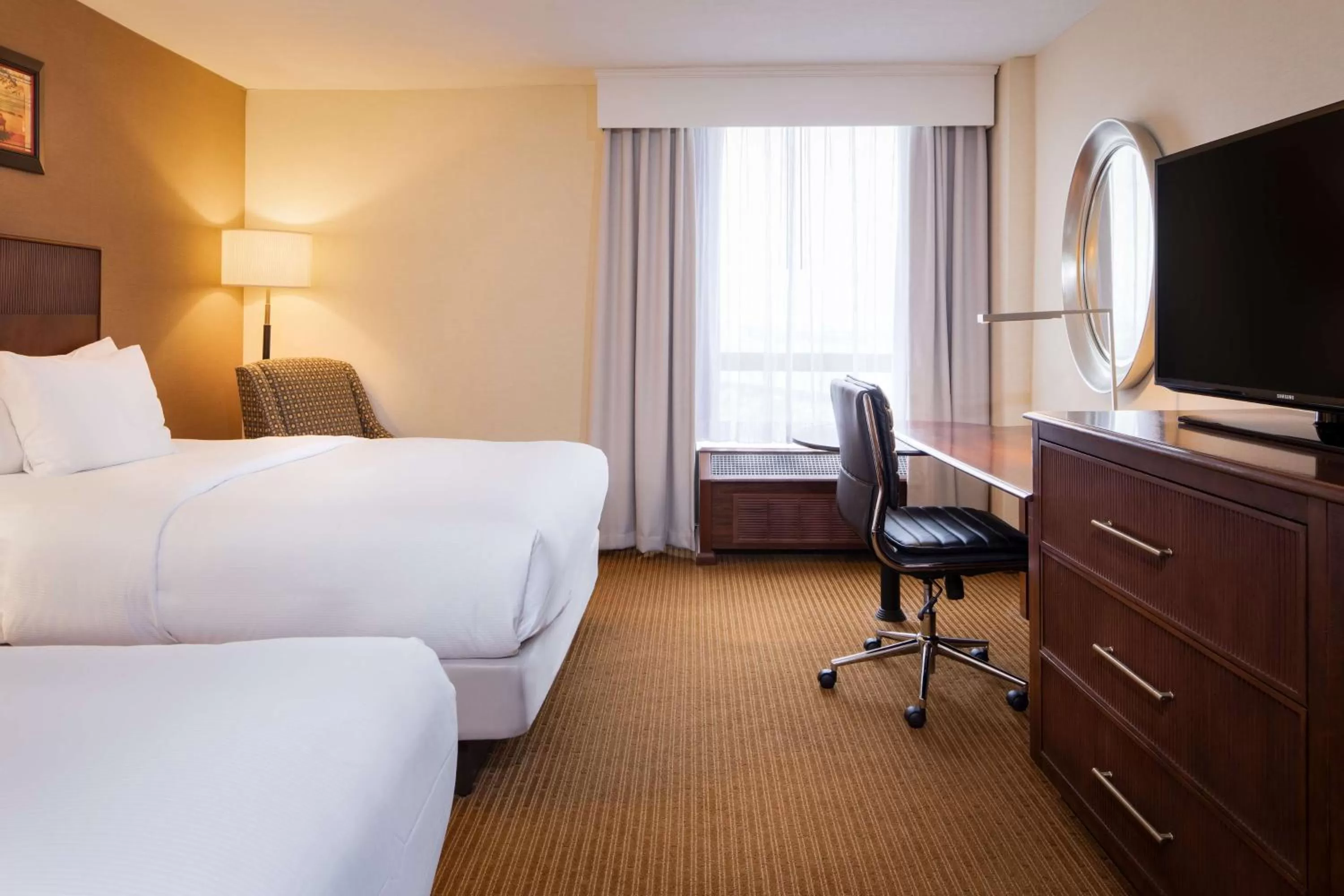 Bedroom, Bed in DoubleTree by Hilton Philadelphia Airport