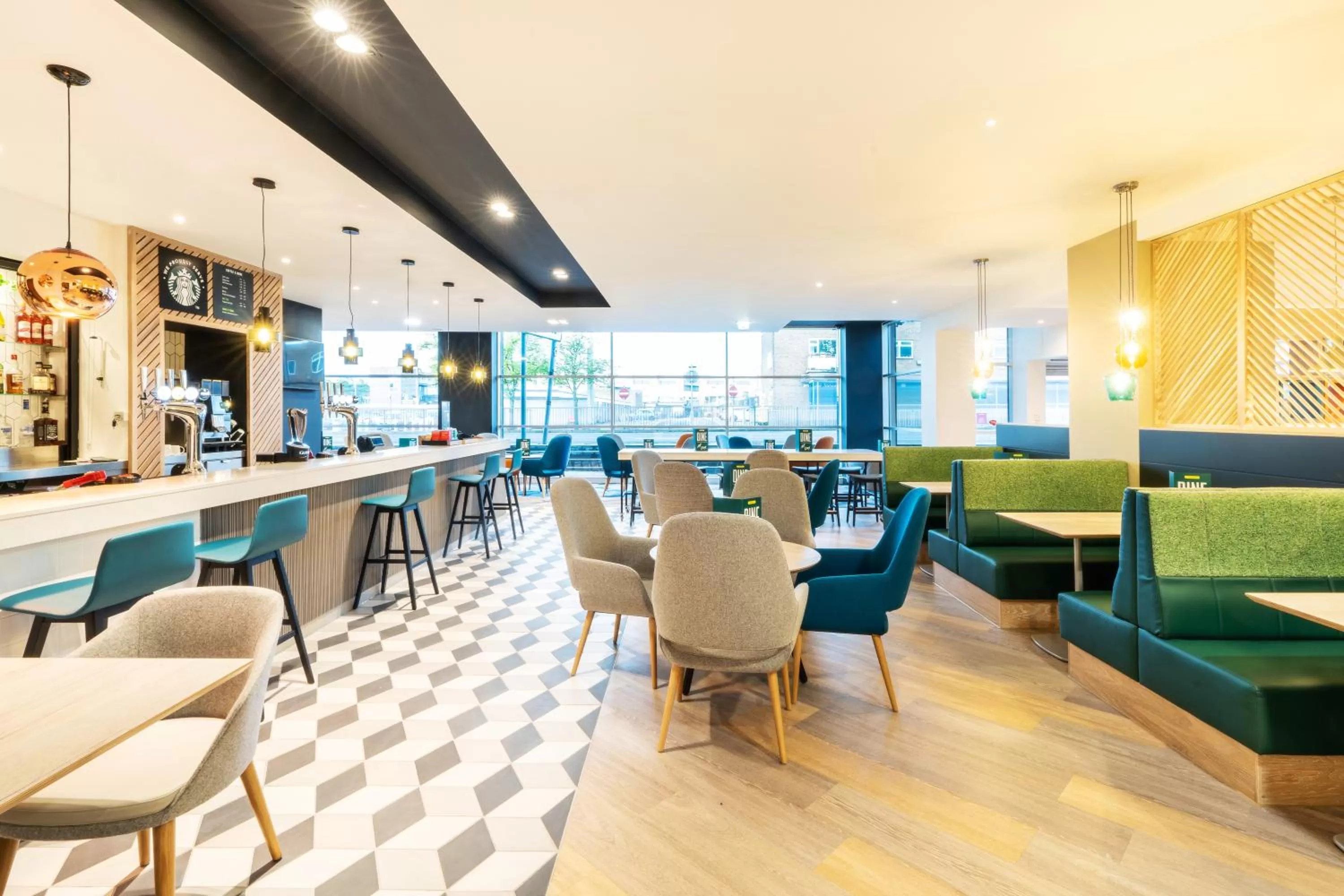 Lounge or bar in Holiday Inn Stevenage by IHG