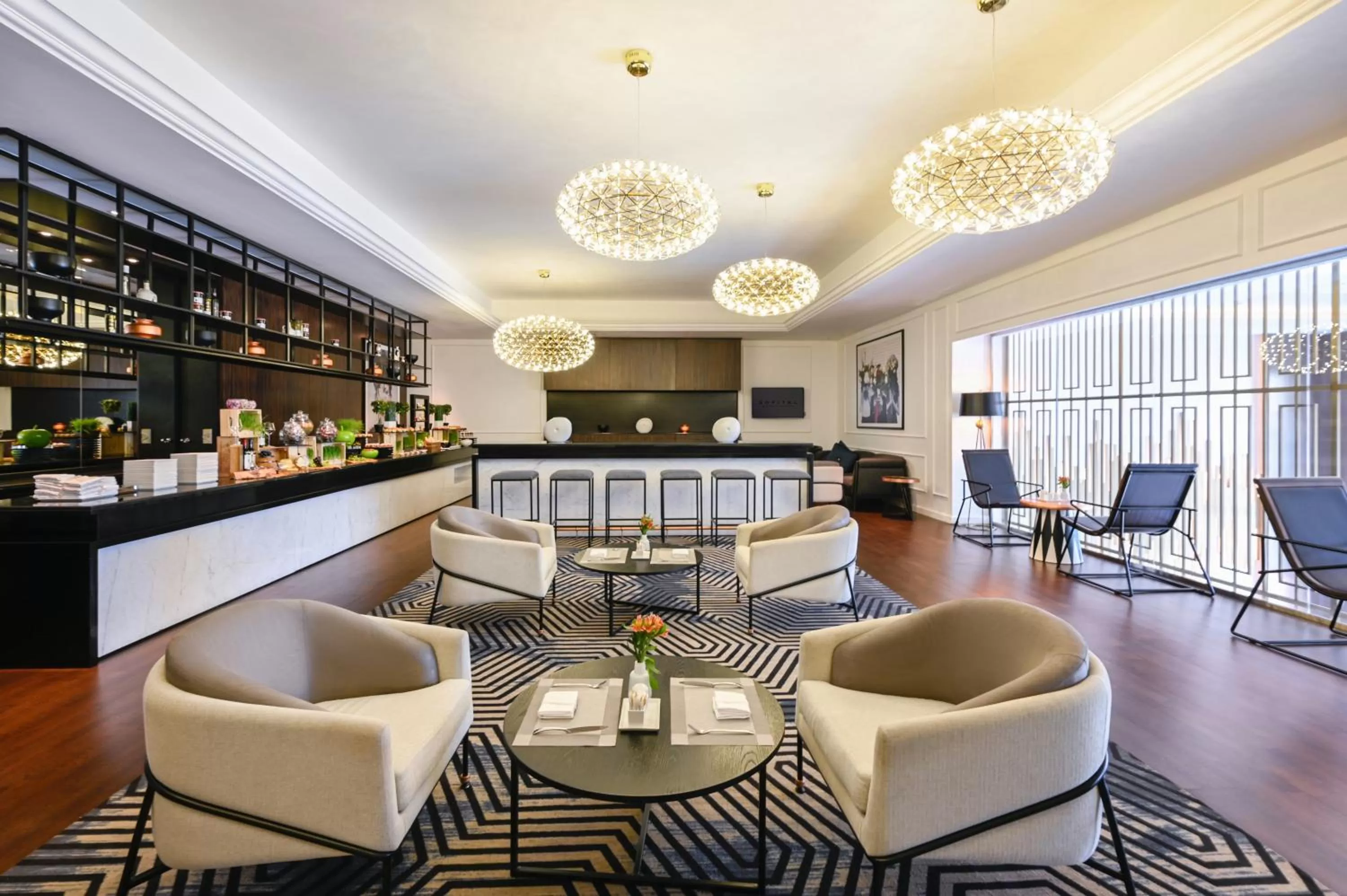 Lounge or bar in Sofitel Dubai Jumeirah Beach