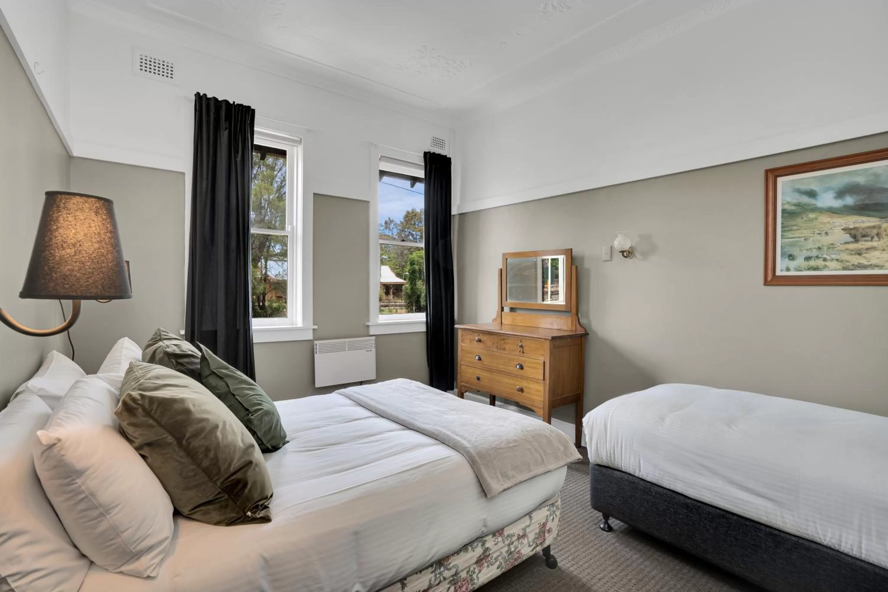 Photo of the whole room, Bed in Bundanoon Hotel