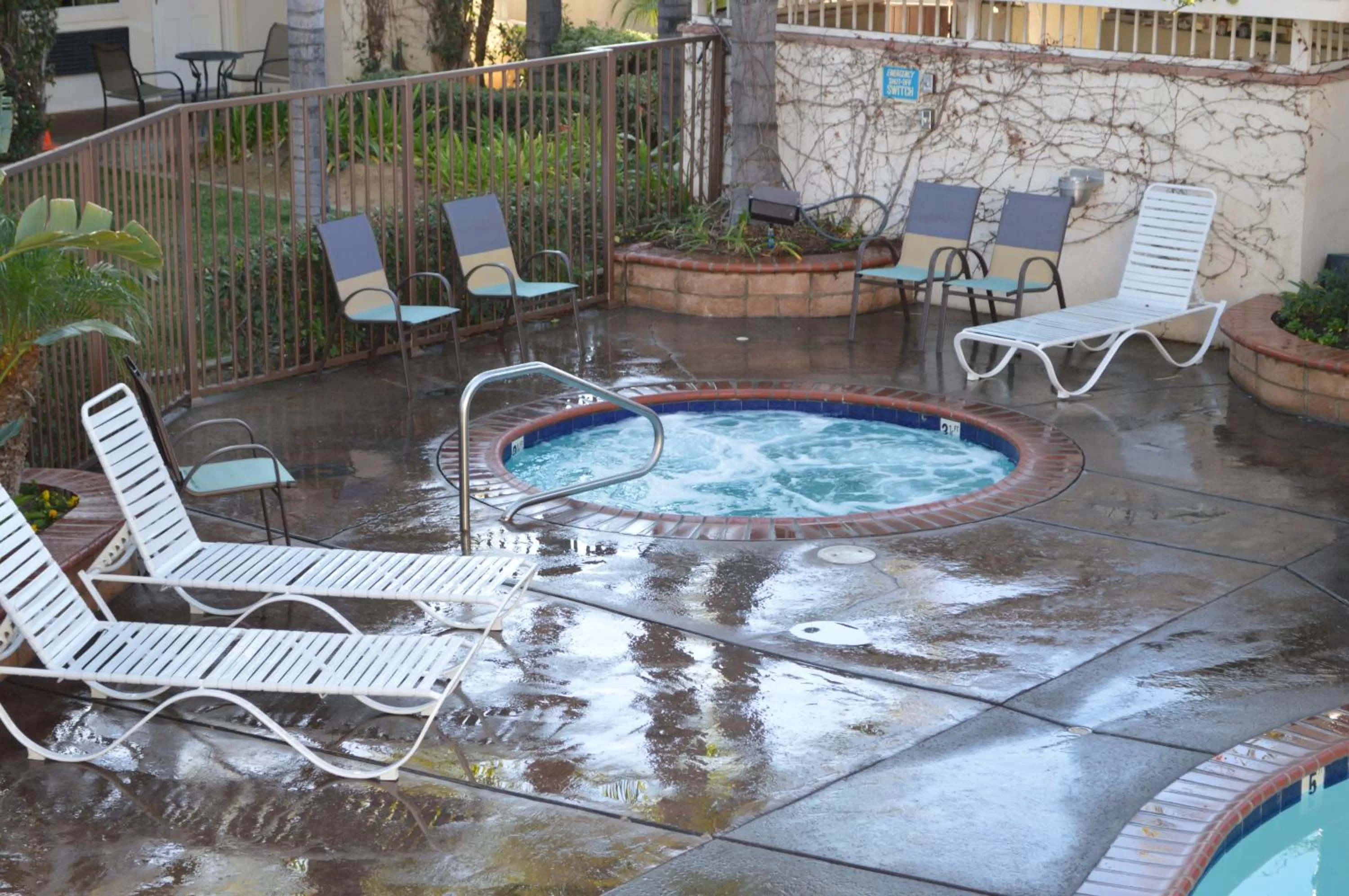 Hot Tub in Dynasty Suites Redlands
