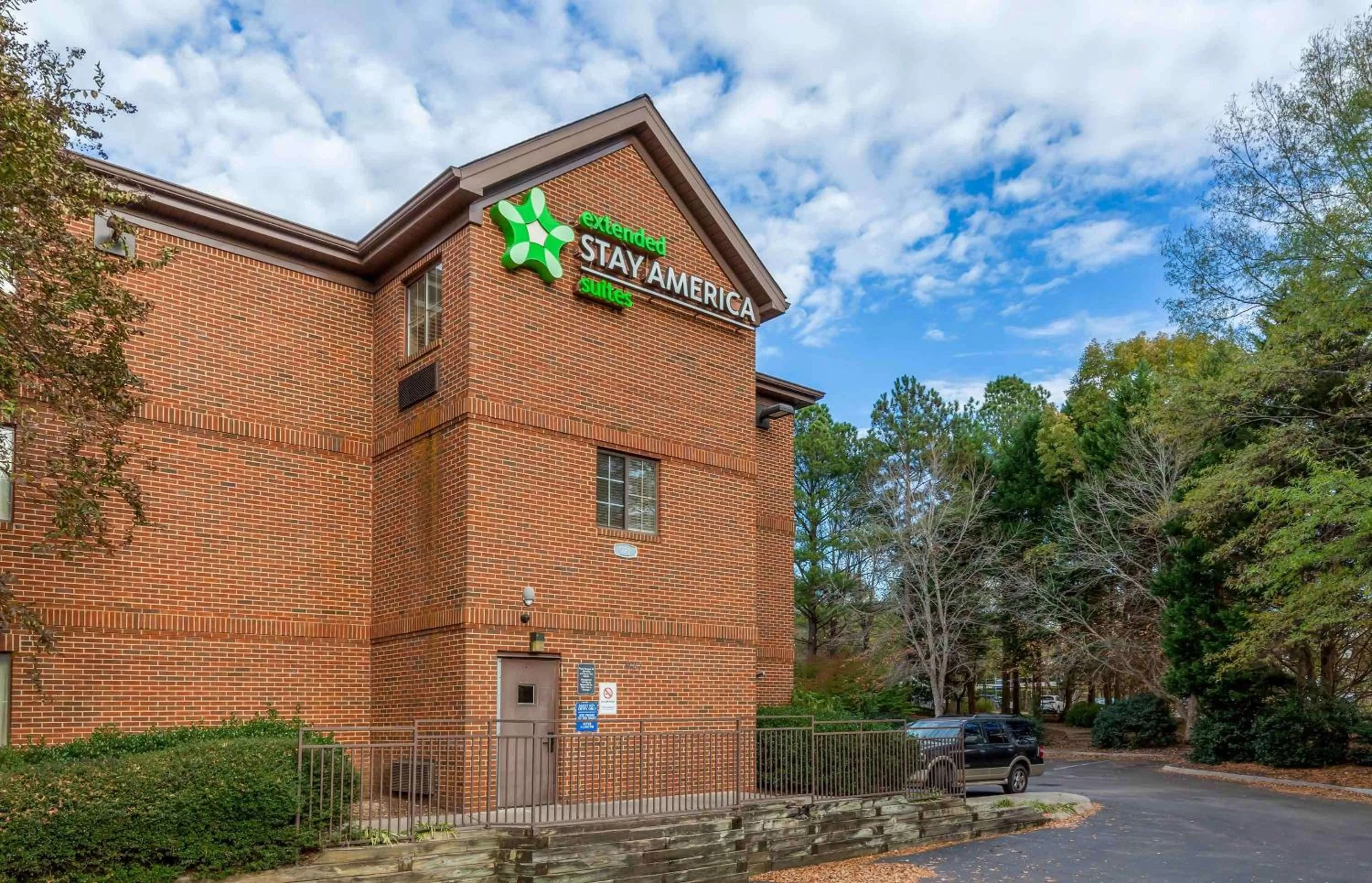 Property building in Extended Stay America Suites - Raleigh - North Raleigh - Wake Towne Dr