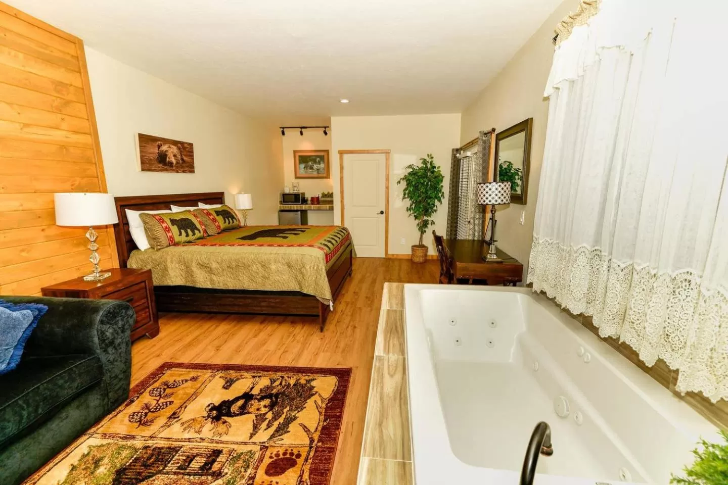 Photo of the whole room in Black Forest Lodge