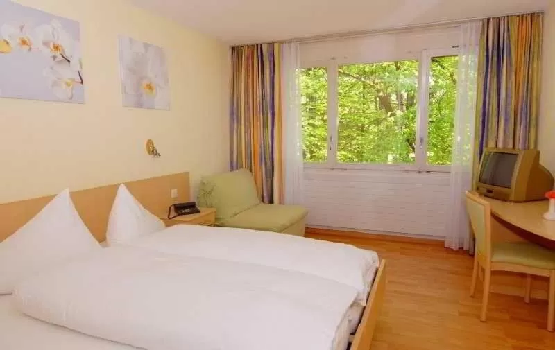 Bed in Hotel Sherlock Holmes & Khana Restaurant "nur 200 m zur Gondelbahn Hasliberg"