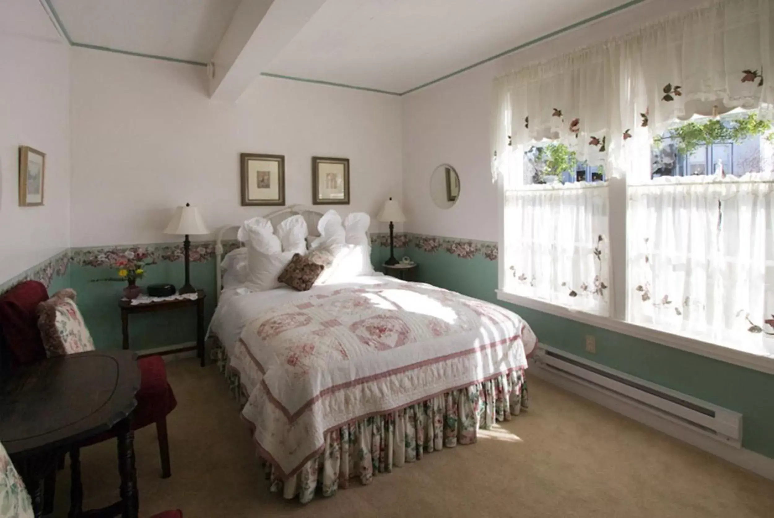 Annie's Room - Standard Queen in Headlands Inn Bed and Breakfast Annie's Room - Standard Queen in Headlands Inn Bed and Breakfast