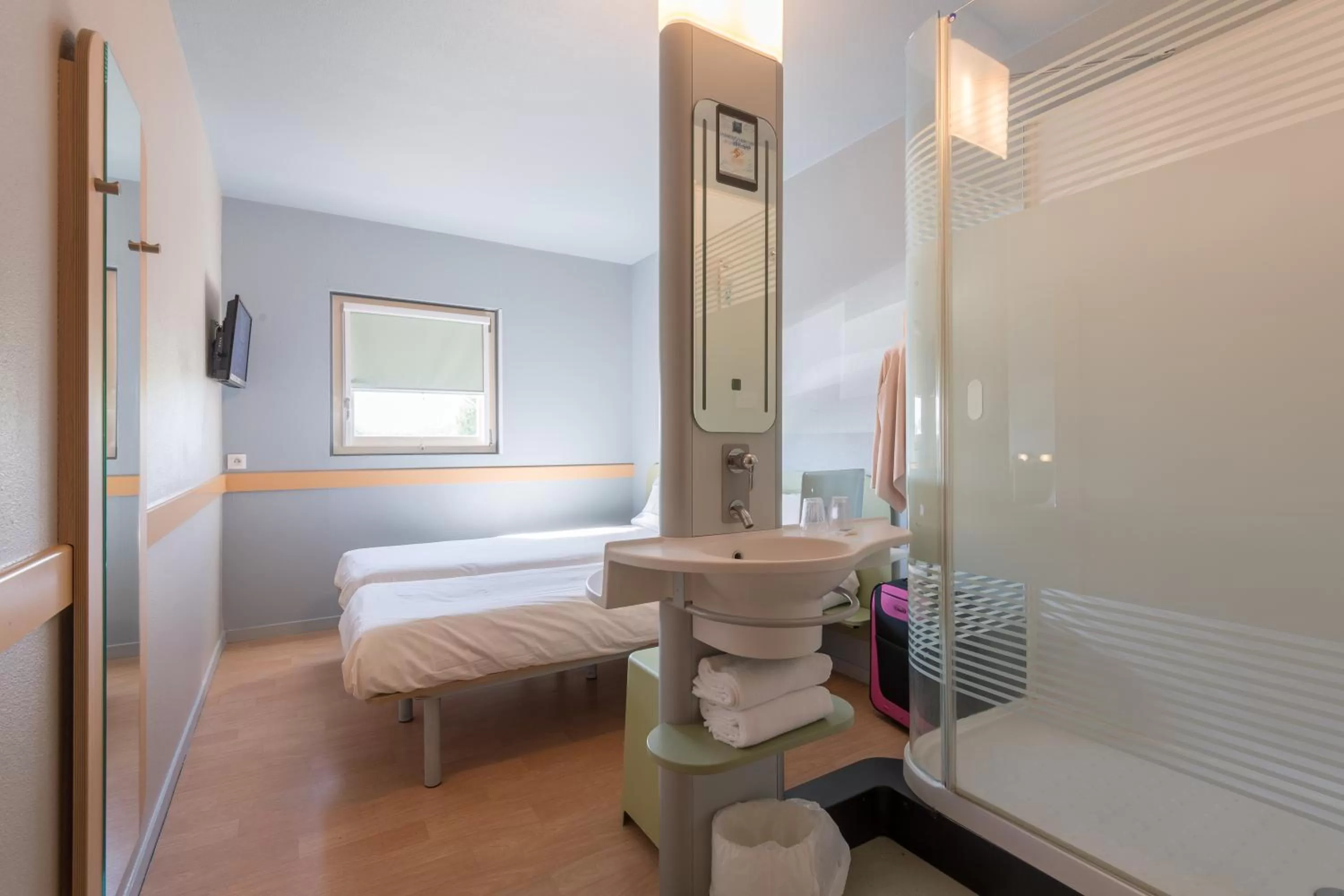 Shower, Bed in ibis budget Amberieu en Bugey/Chateau Gaillard A42