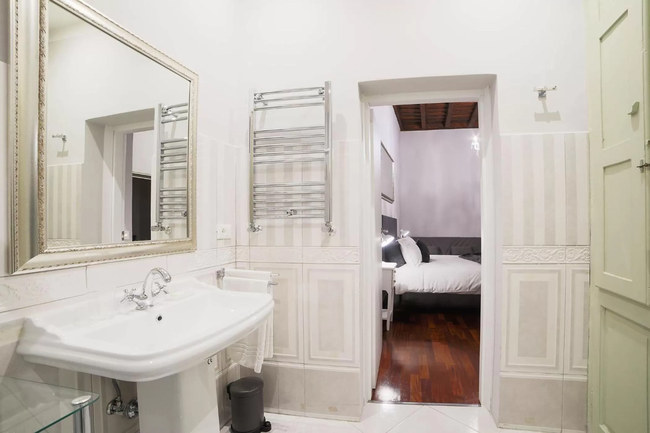 Bathroom, Bed in La Maison Dell'Orologio