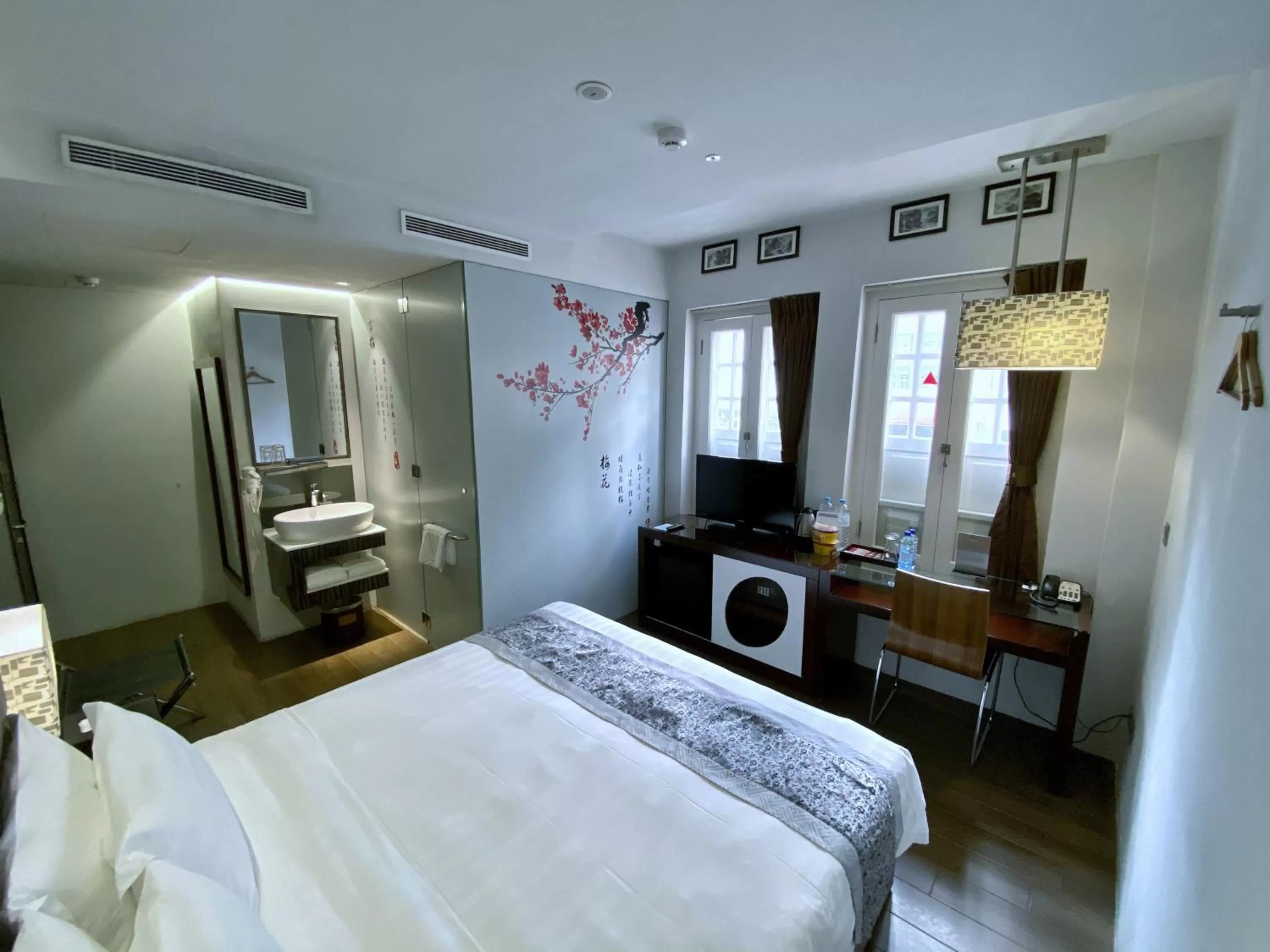 Photo of the whole room, Bed in Bliss Hotel Singapore