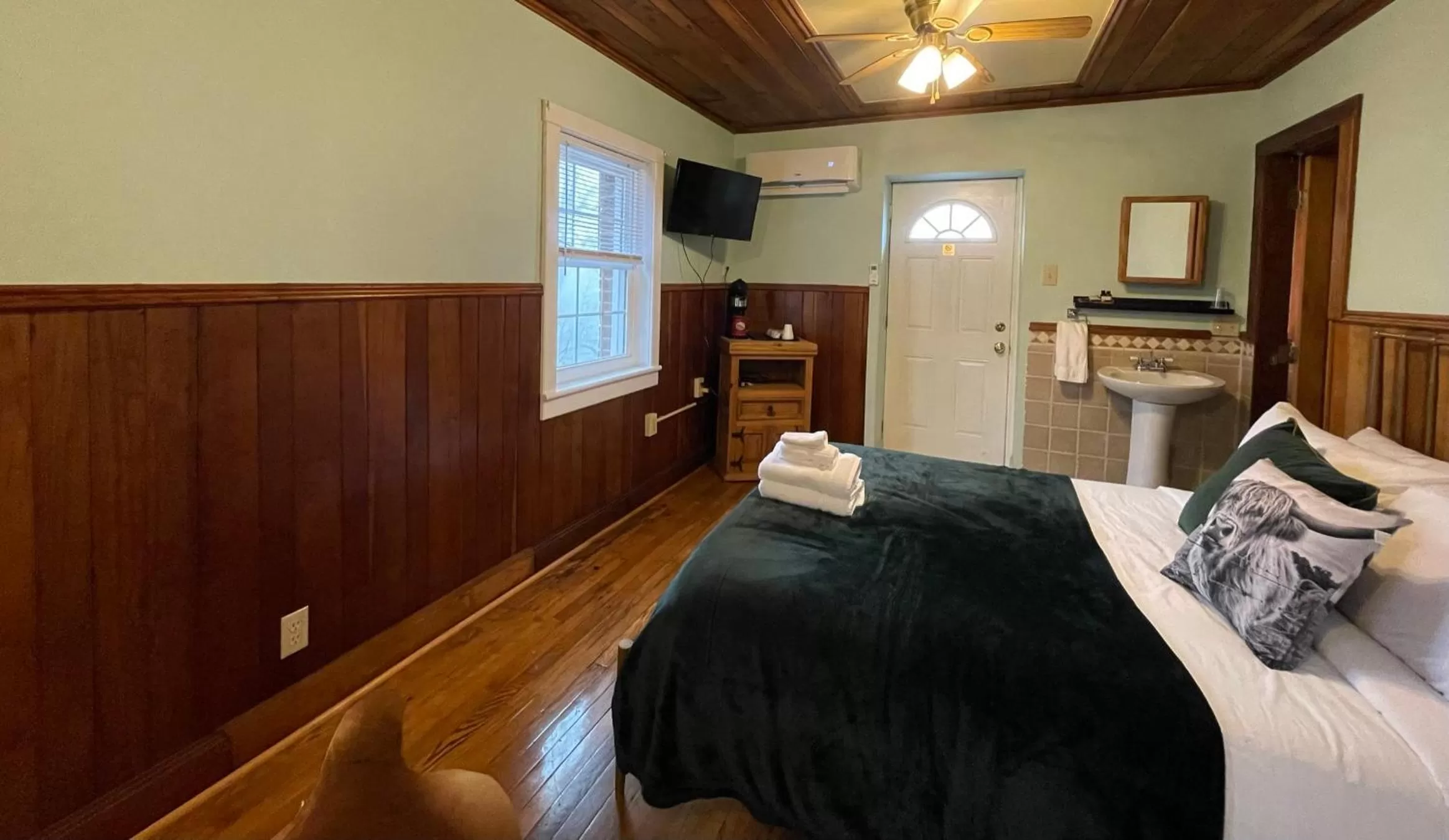 Bed in Skyline Village Inn