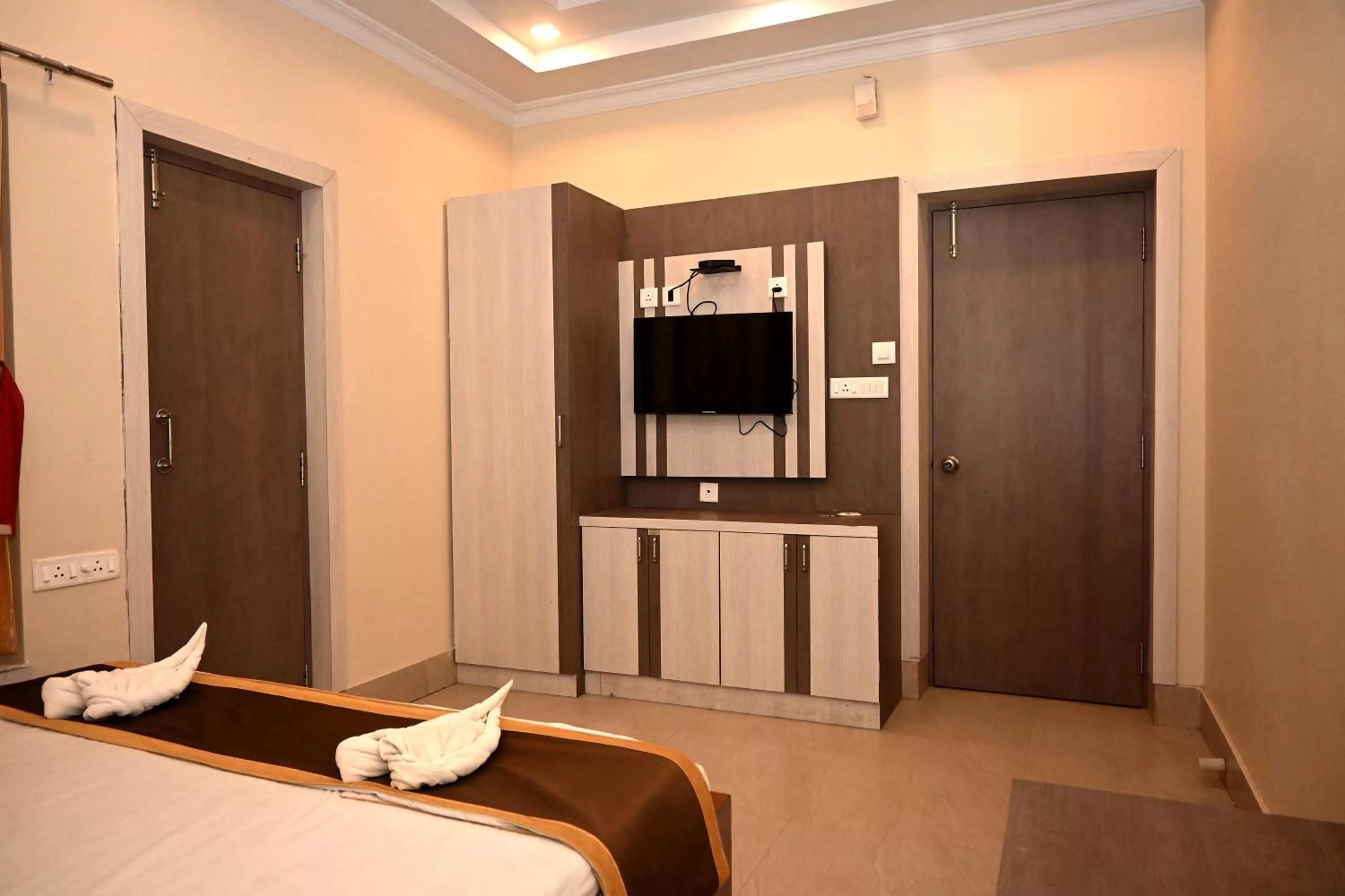 Bed, TV/Entertainment Center in Royal Sea View