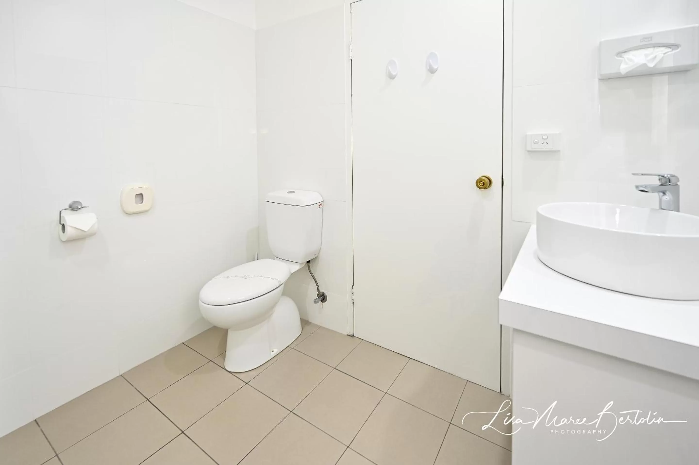 Bathroom in Narrandera Club Motor Inn