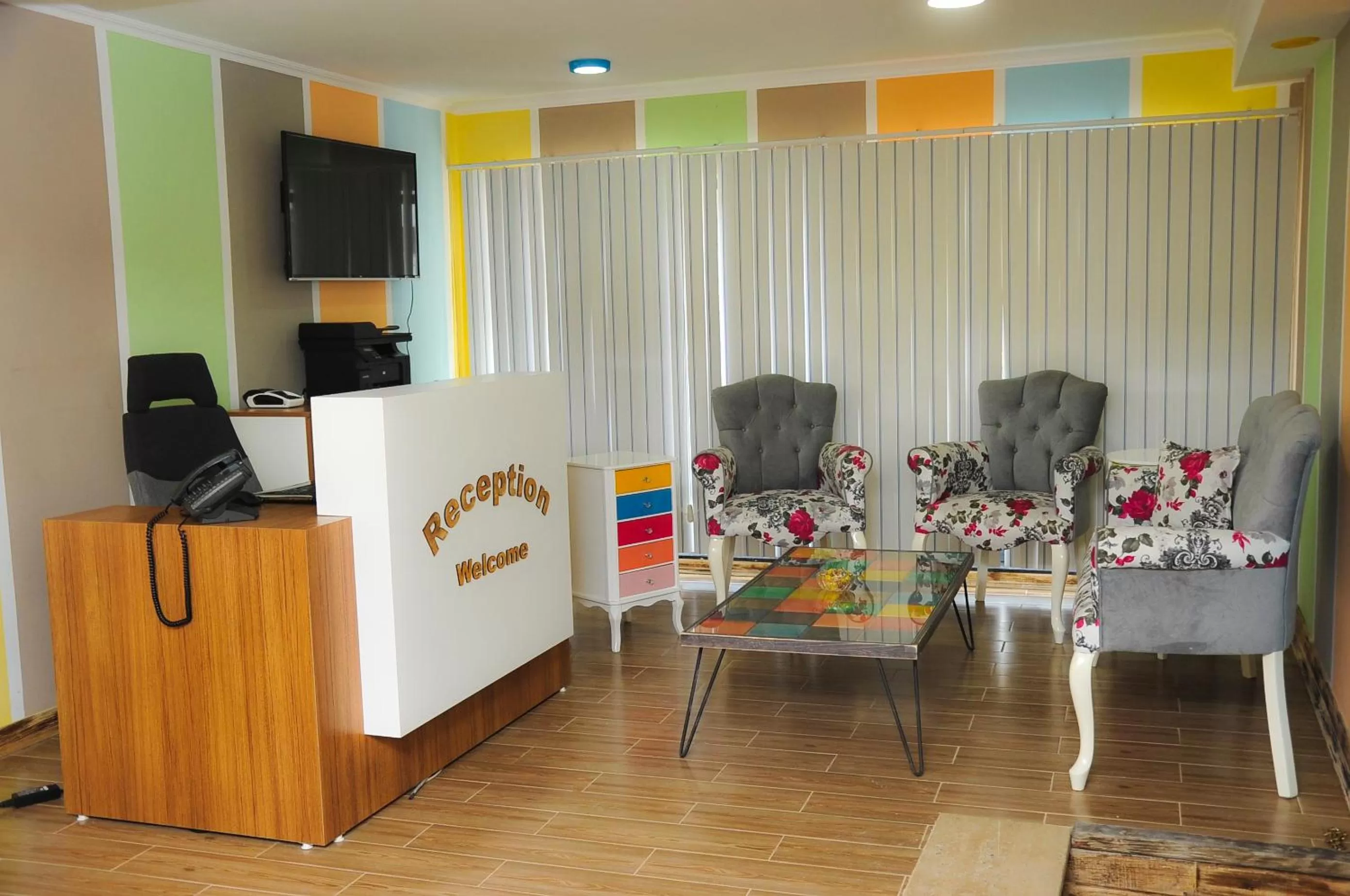 Restaurant/places to eat in Palm Hotel