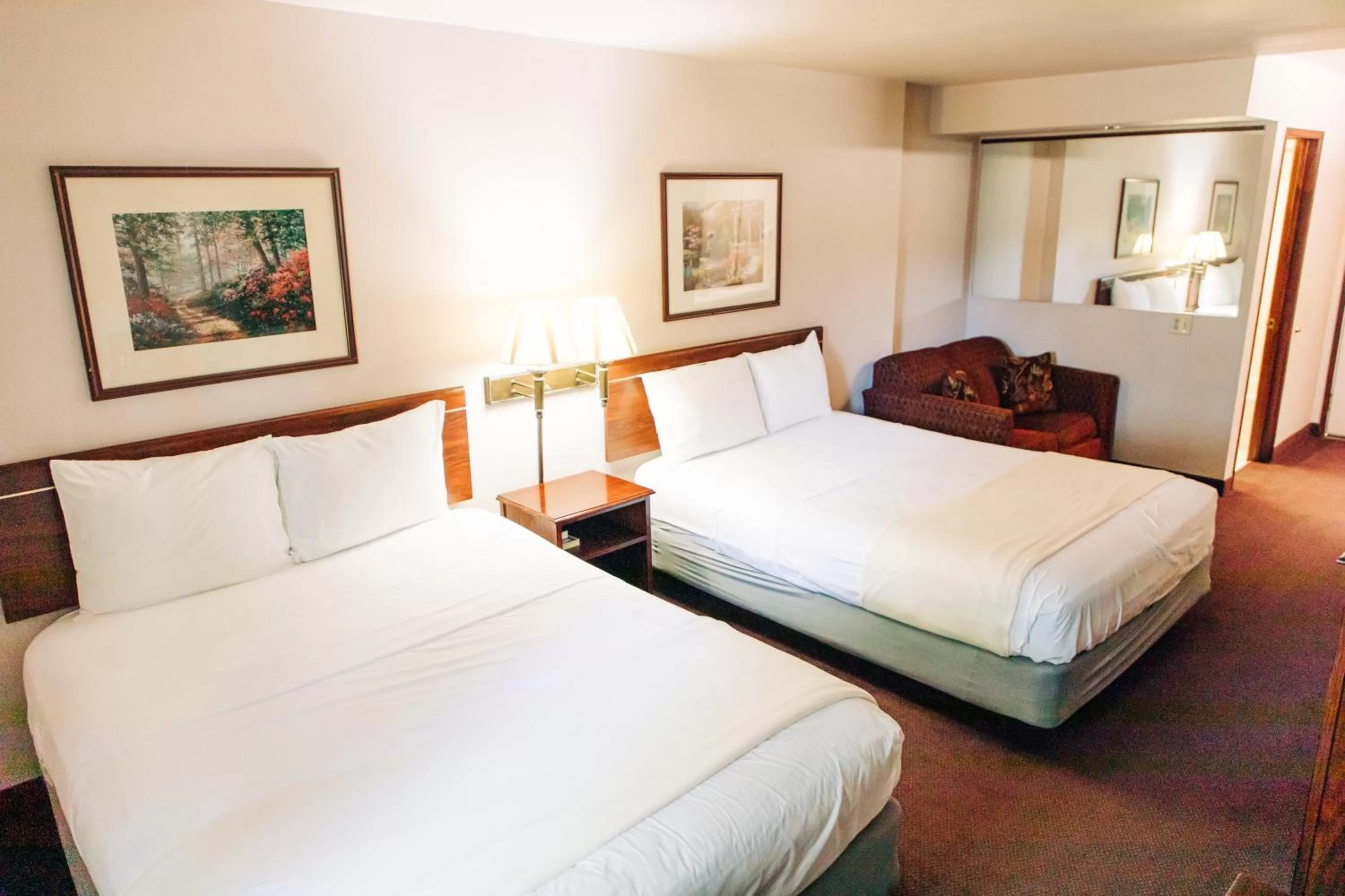 Bed in Quincy INN and Suites