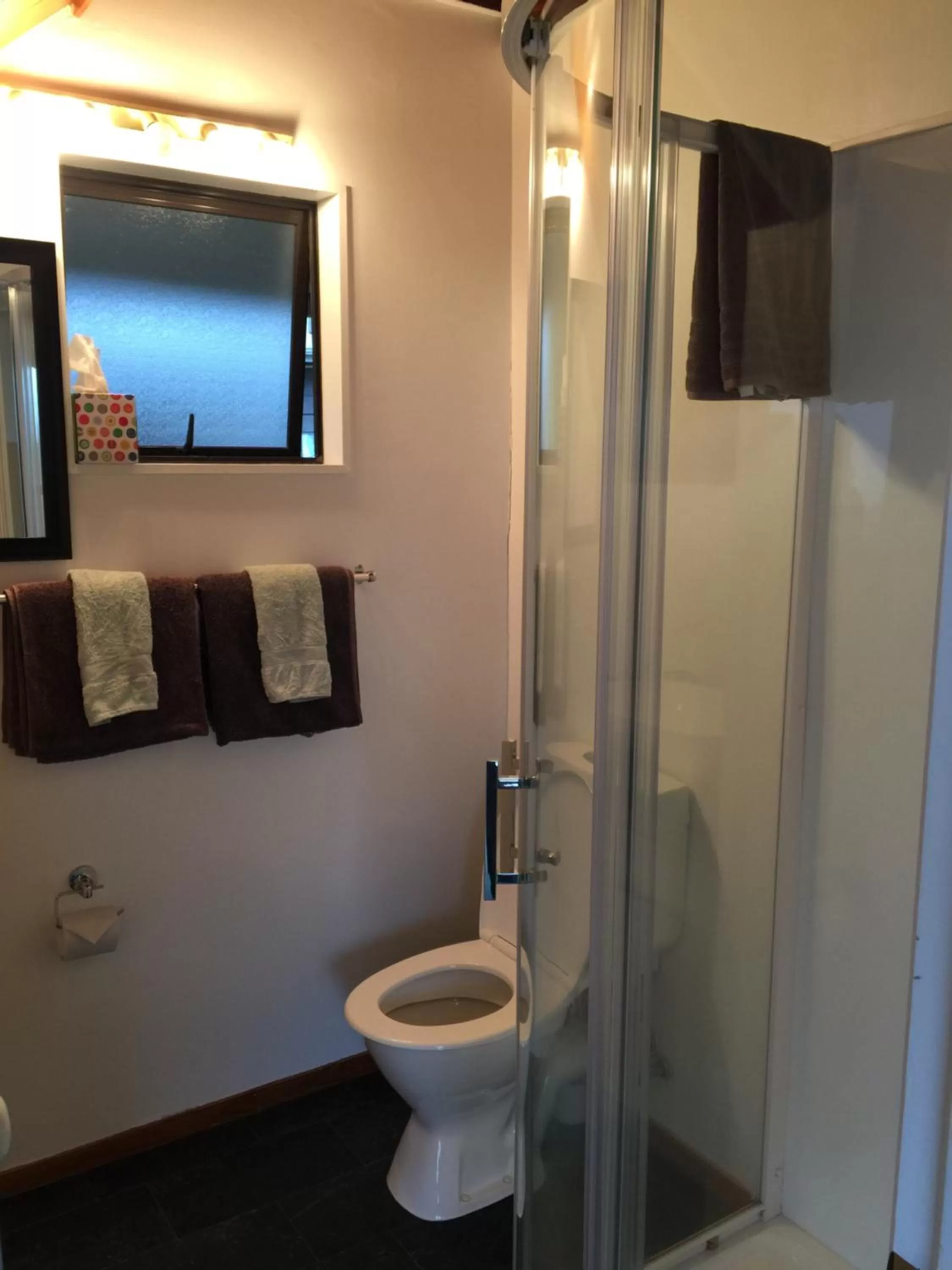 Bathroom in Grafton Cottage & Chalets