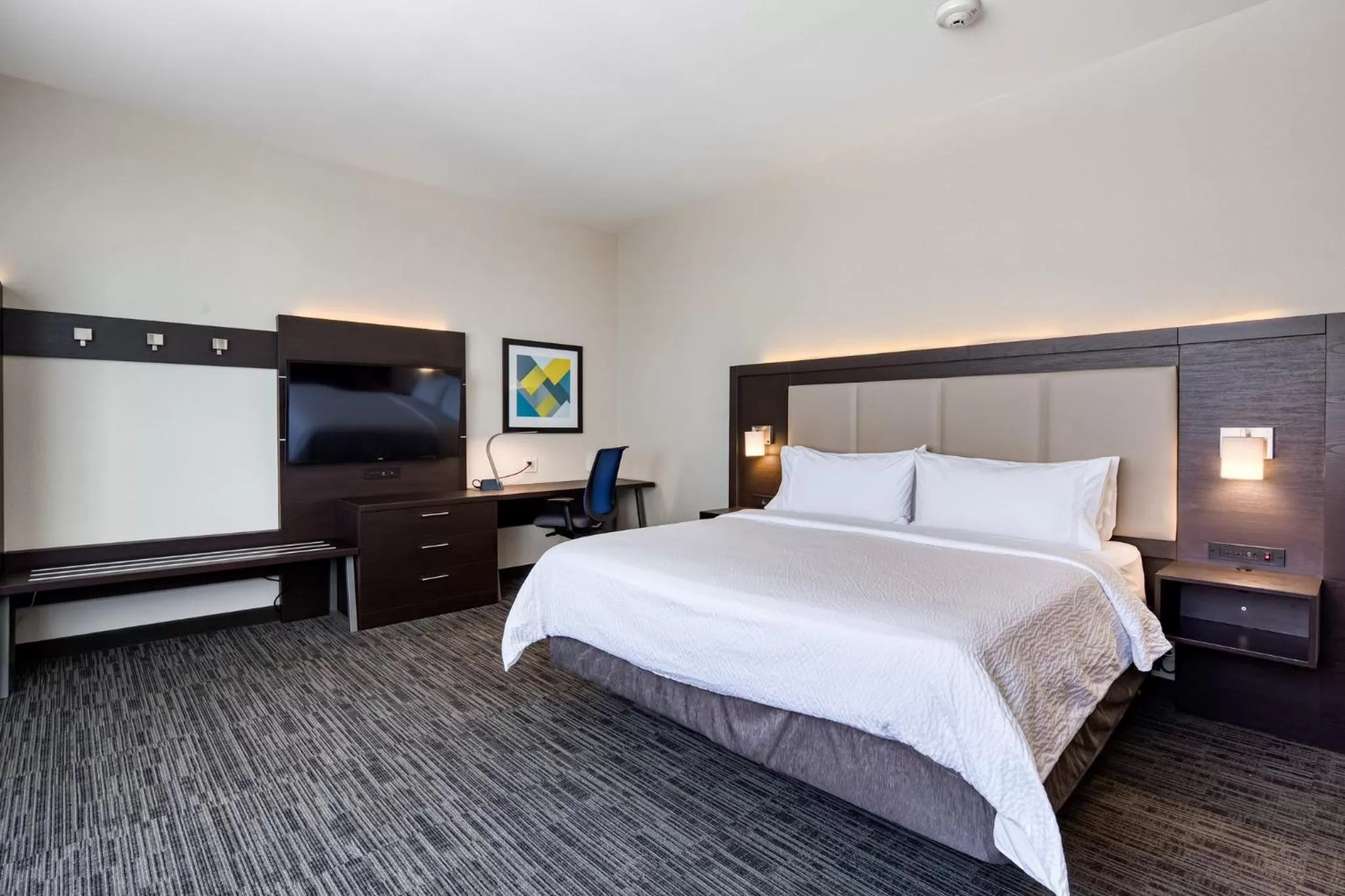 Photo of the whole room, Bed in Holiday Inn Express Kansas City Downtown