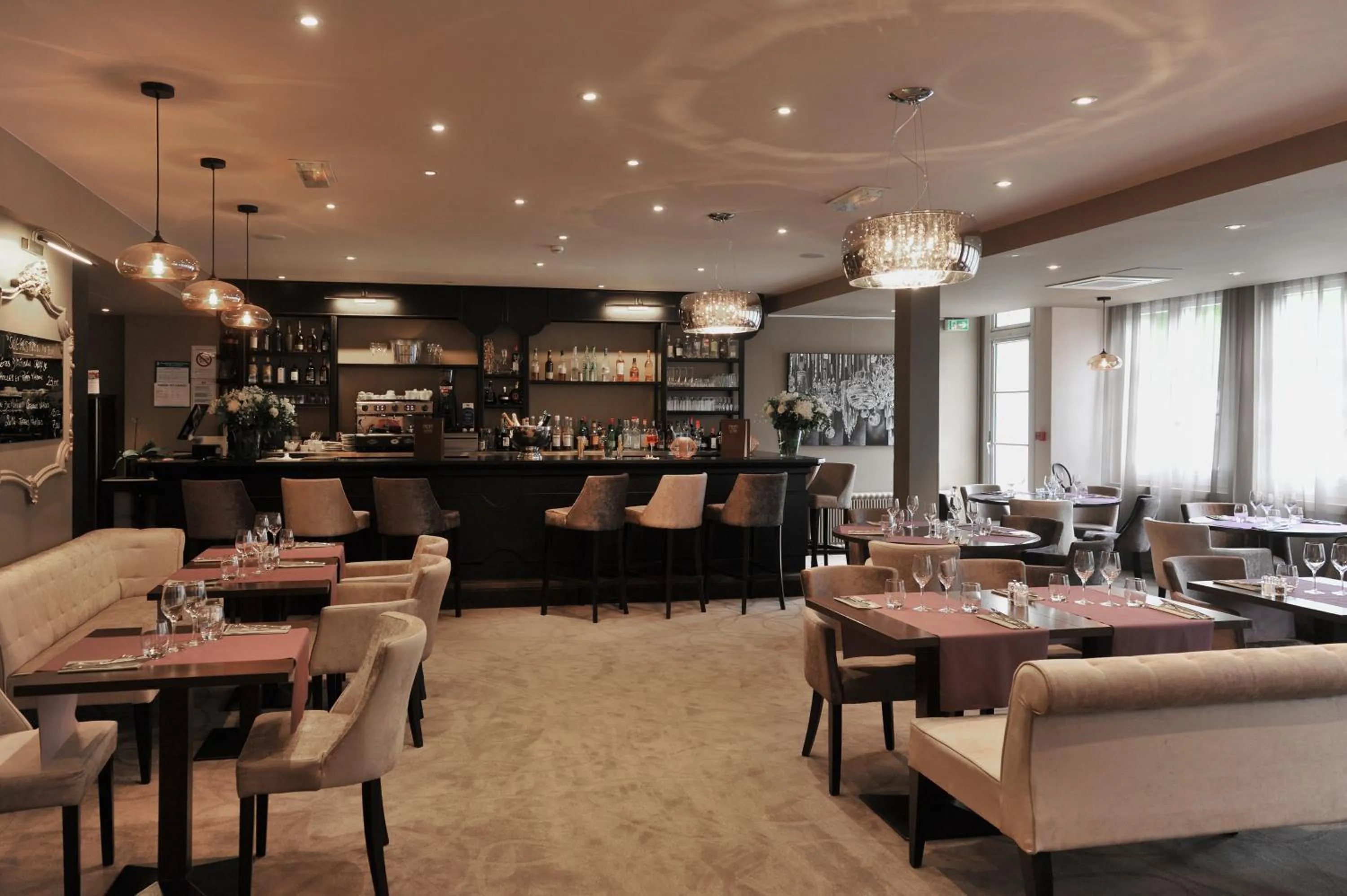 Restaurant/places to eat in Mercure Paris Saint Cloud Hippodrome
