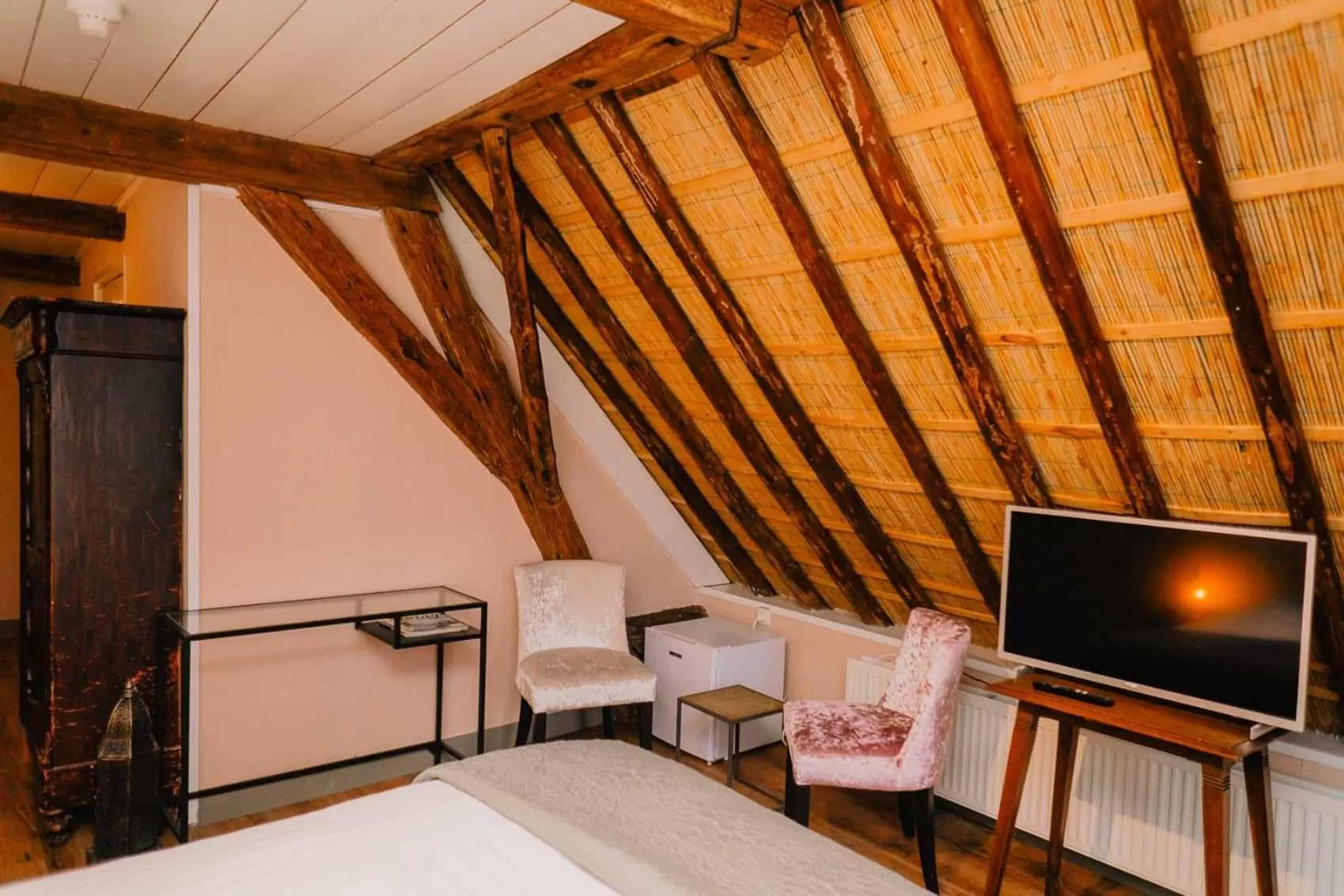 Bed, TV/Entertainment Center in Herberg de Lingehoeve