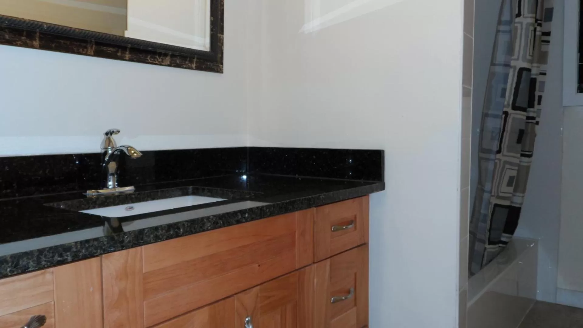 Bathroom, Kitchen/Kitchenette in Cherry Tree Inn