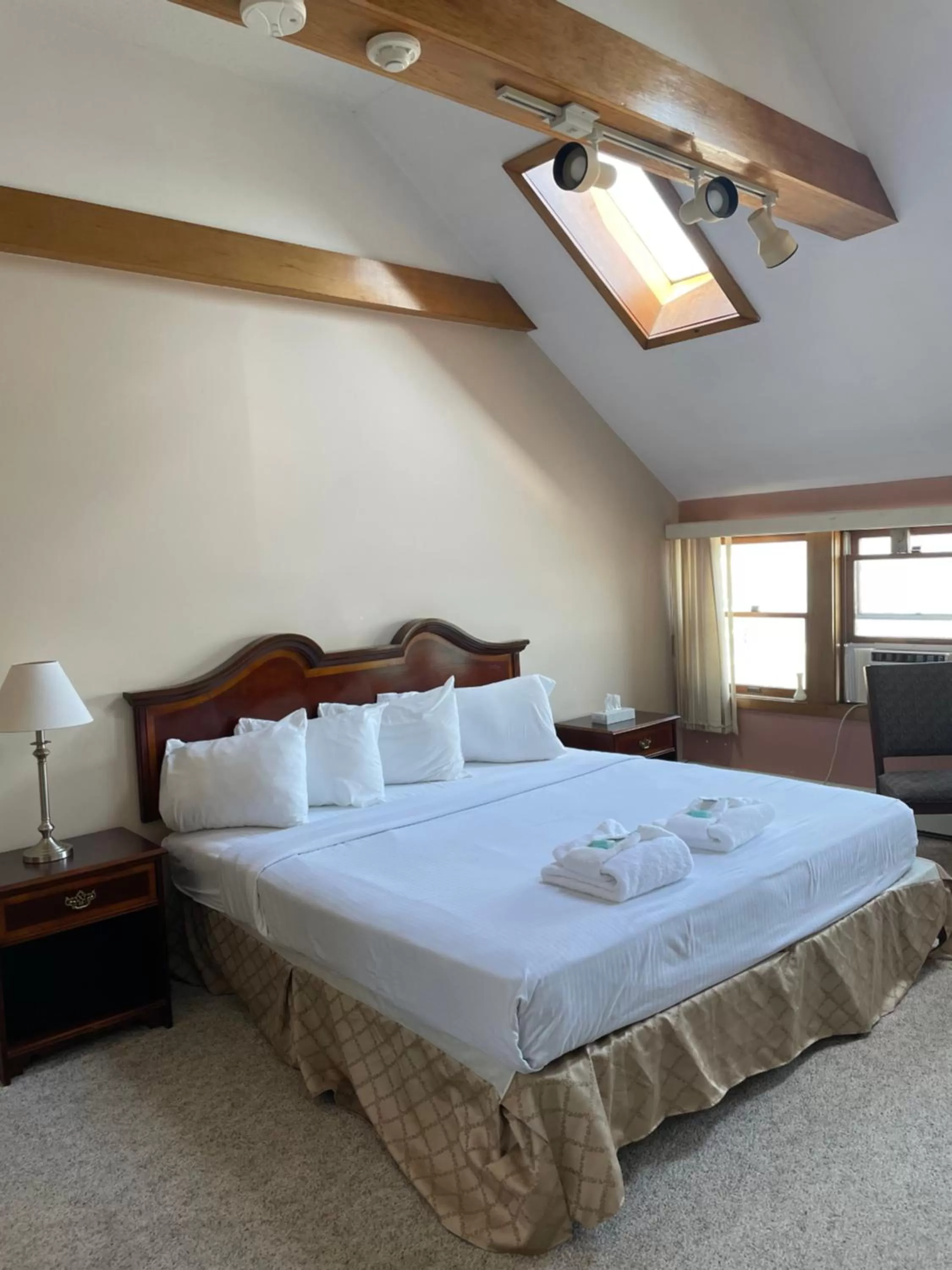 Bed in Hotel Wolfe Island