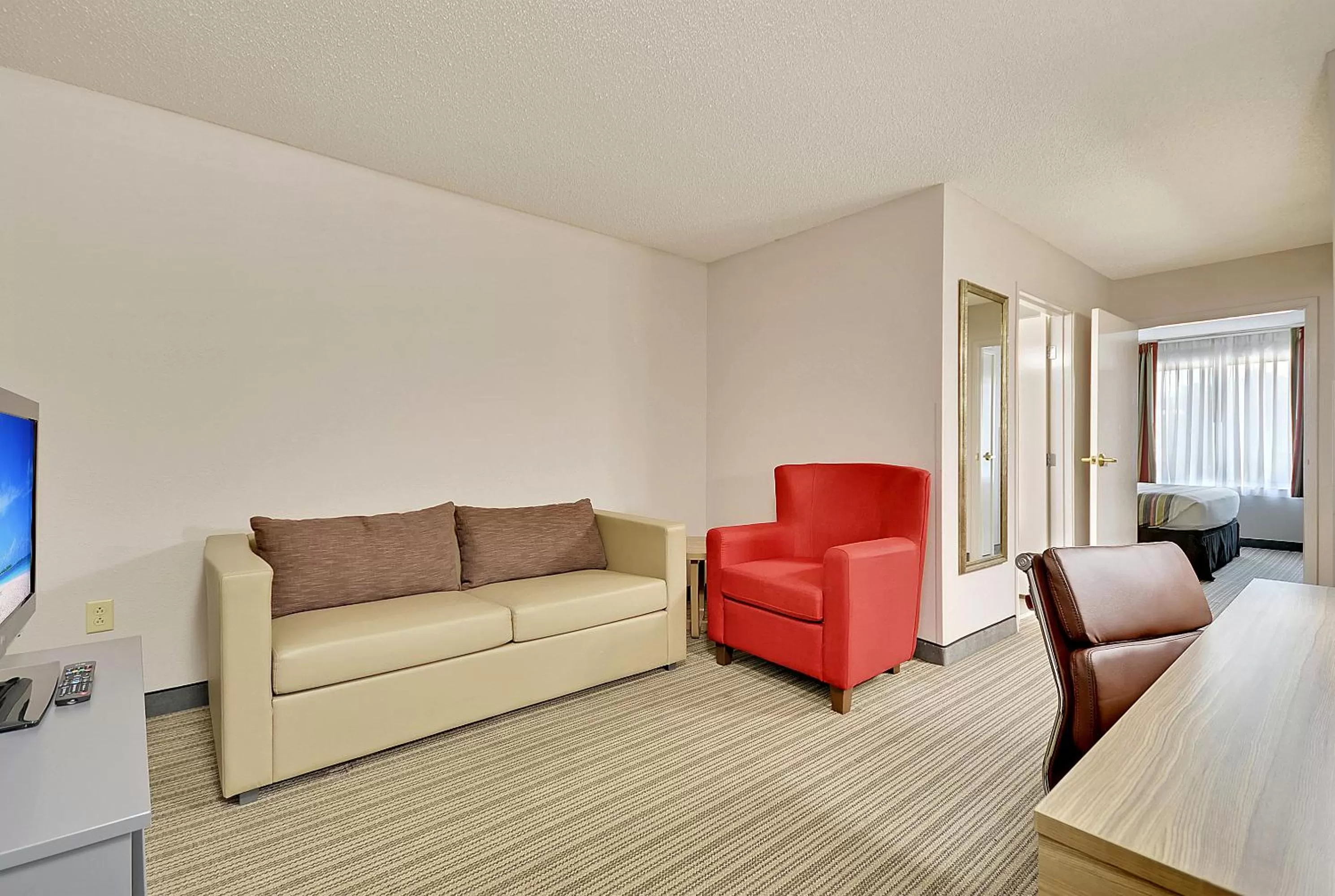 Living room in Country Inn & Suites By Radisson, Charleston North, SC