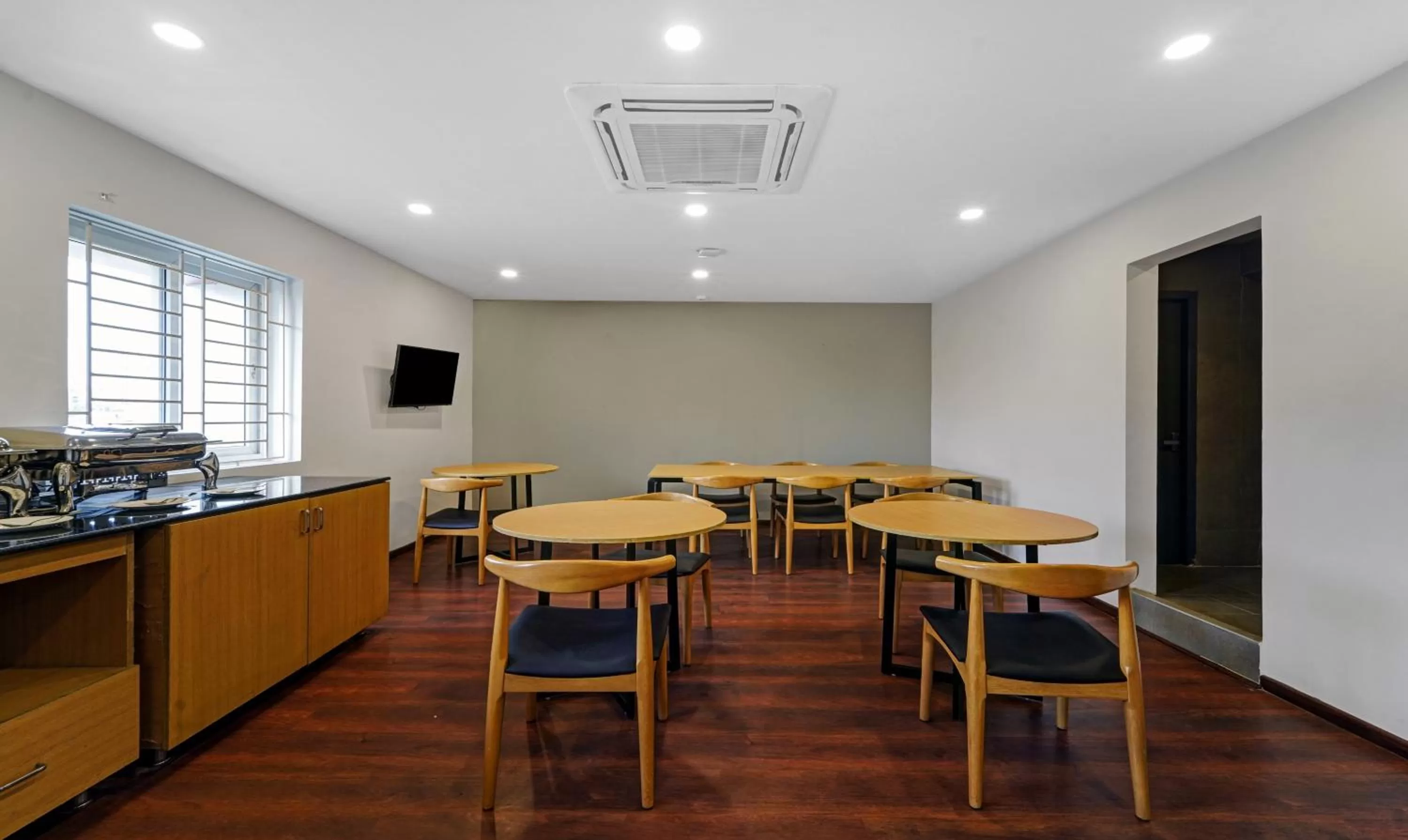 Restaurant/places to eat in UPAR Hotels Thoraipakkam, OMR