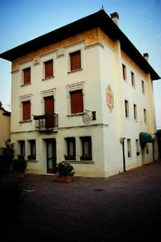 Facade/entrance in Albergo La Meridiana