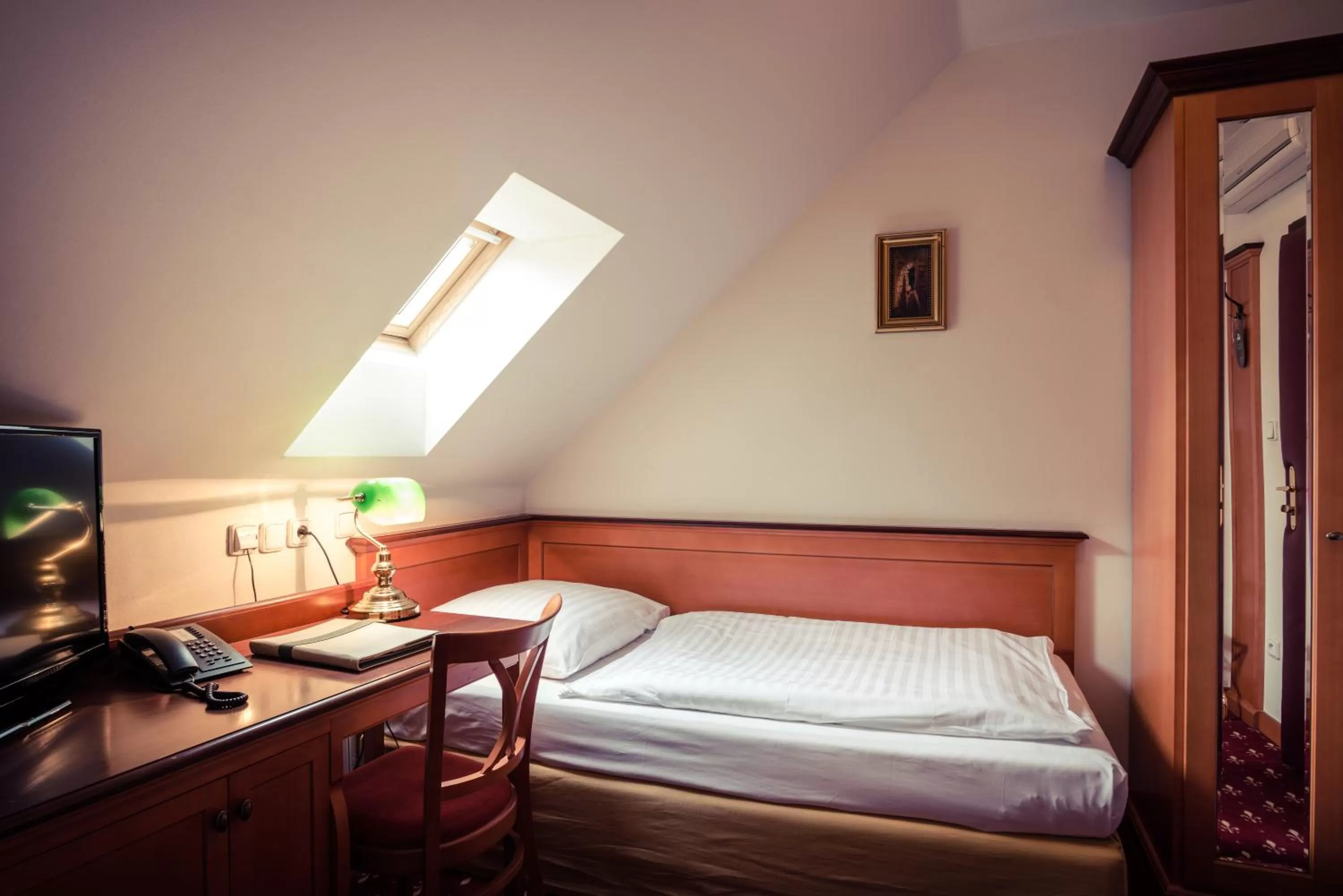 Bedroom, Bed in Gold