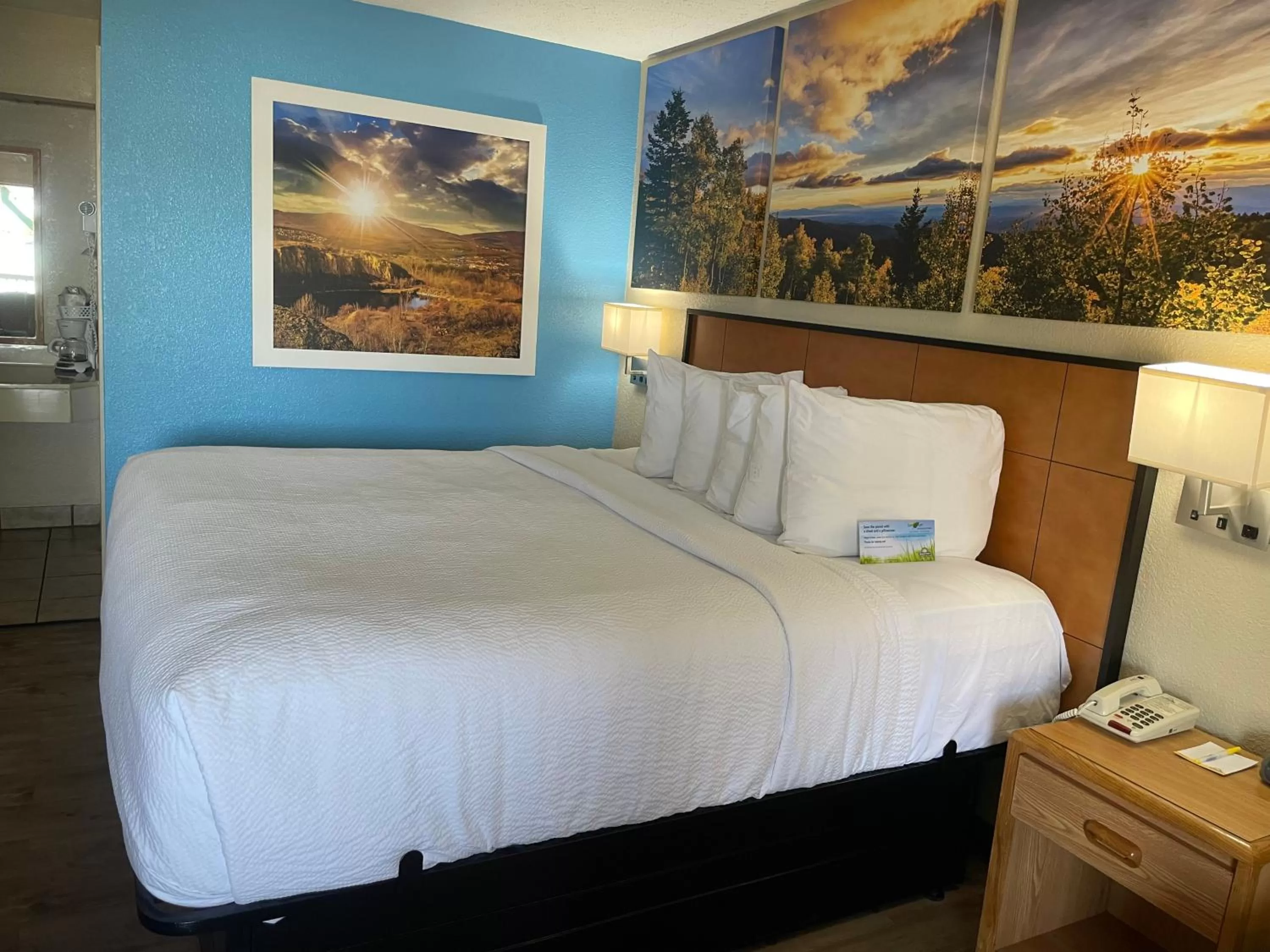 Bed in Days Inn by Wyndham Lexington