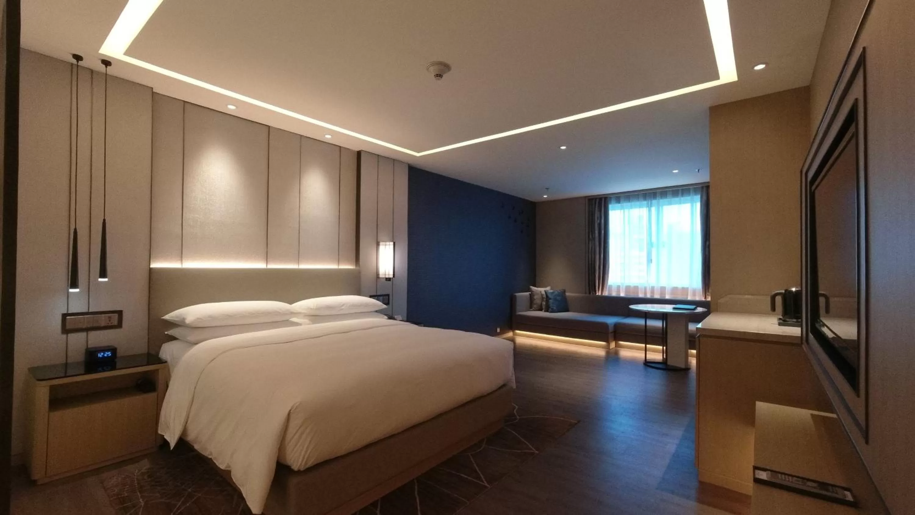 Photo of the whole room, Bed in Renaissance Shenzhen Luohu Hotel