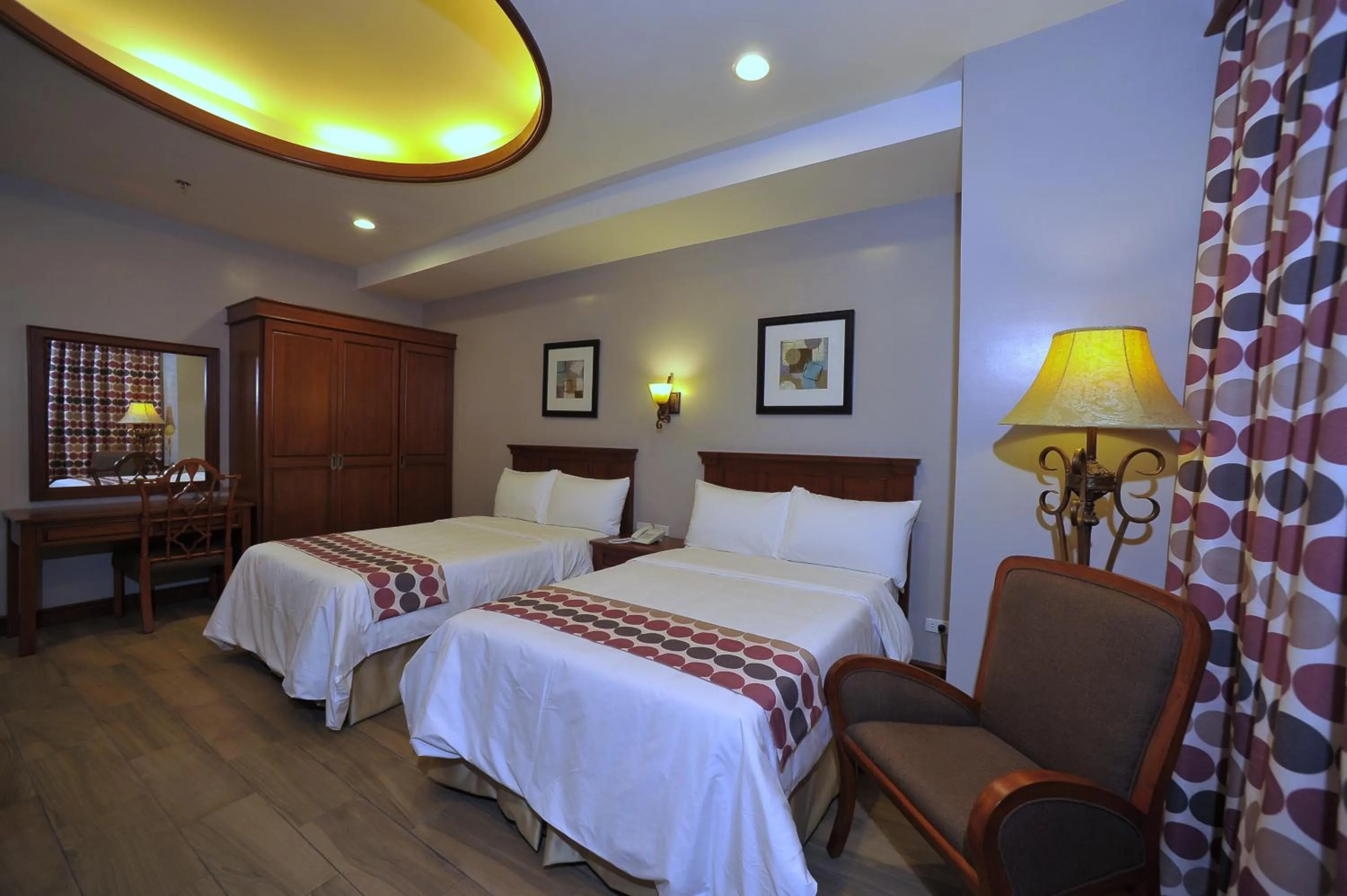 Bed in Paragon Hotel and Suites