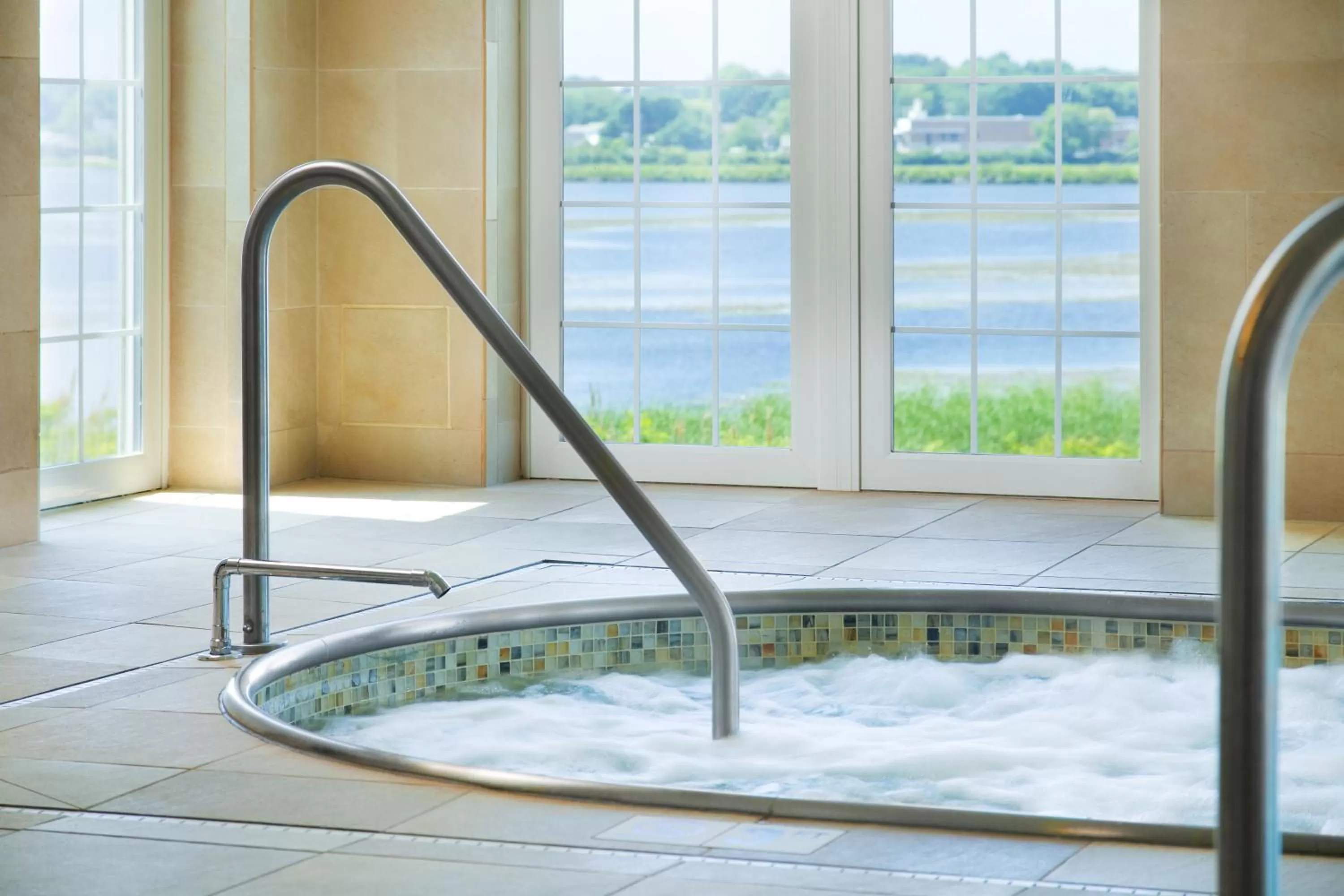 Hot Tub in Newport Beach Hotel & Suites