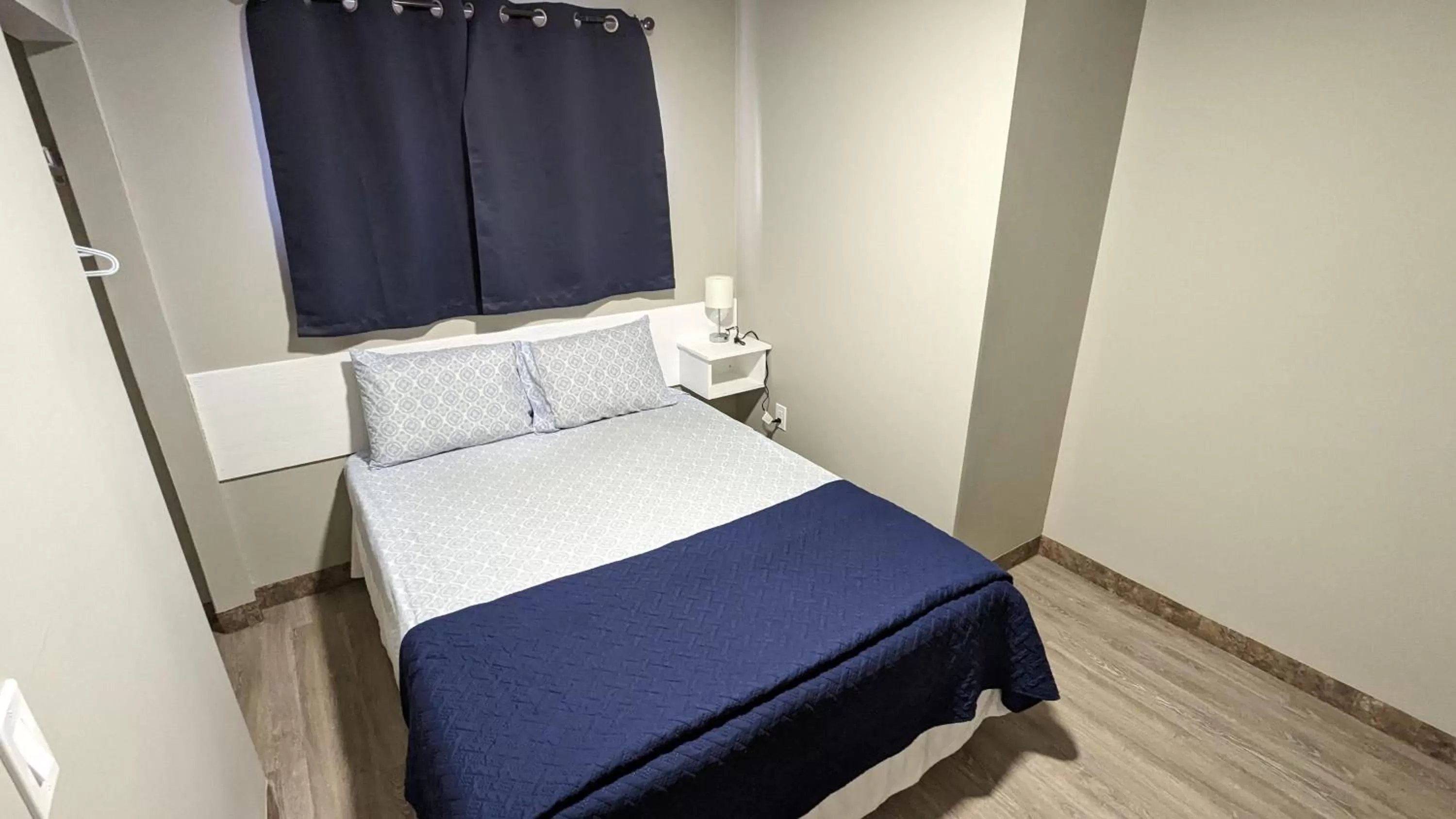 Deluxe Queen Suite in Riverside Motel