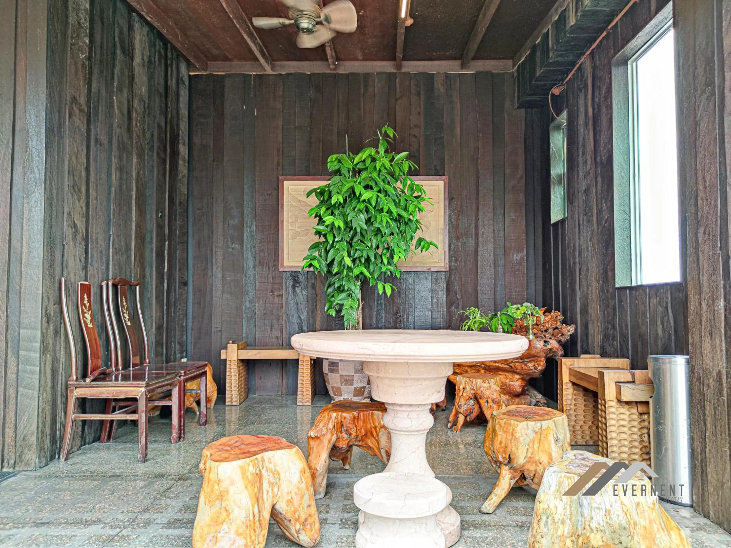 Seating area in Mciti Suites by Evernent