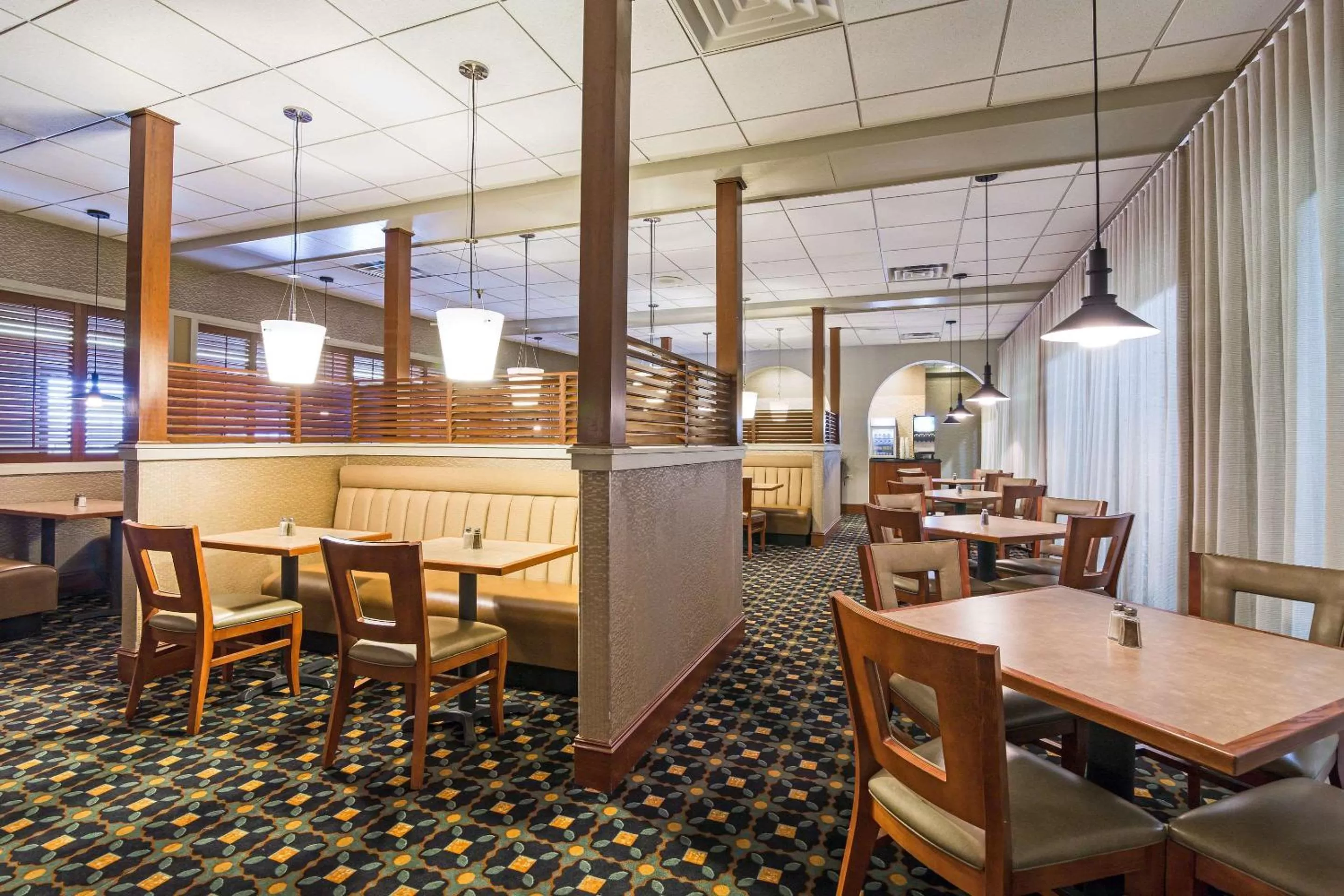 Restaurant/places to eat in Clarion Hotel Convention Center