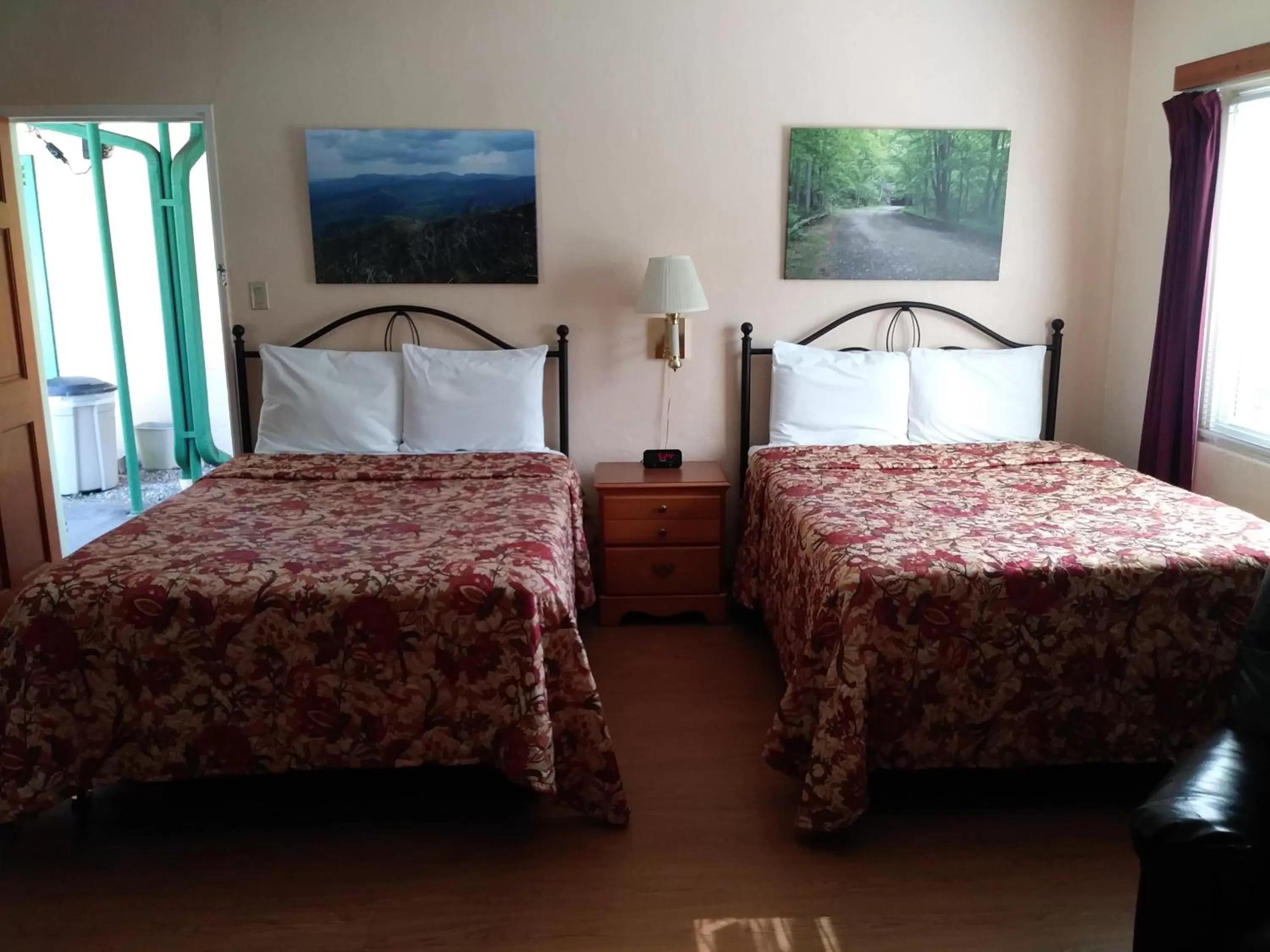 Bed in Riverbend Lodging