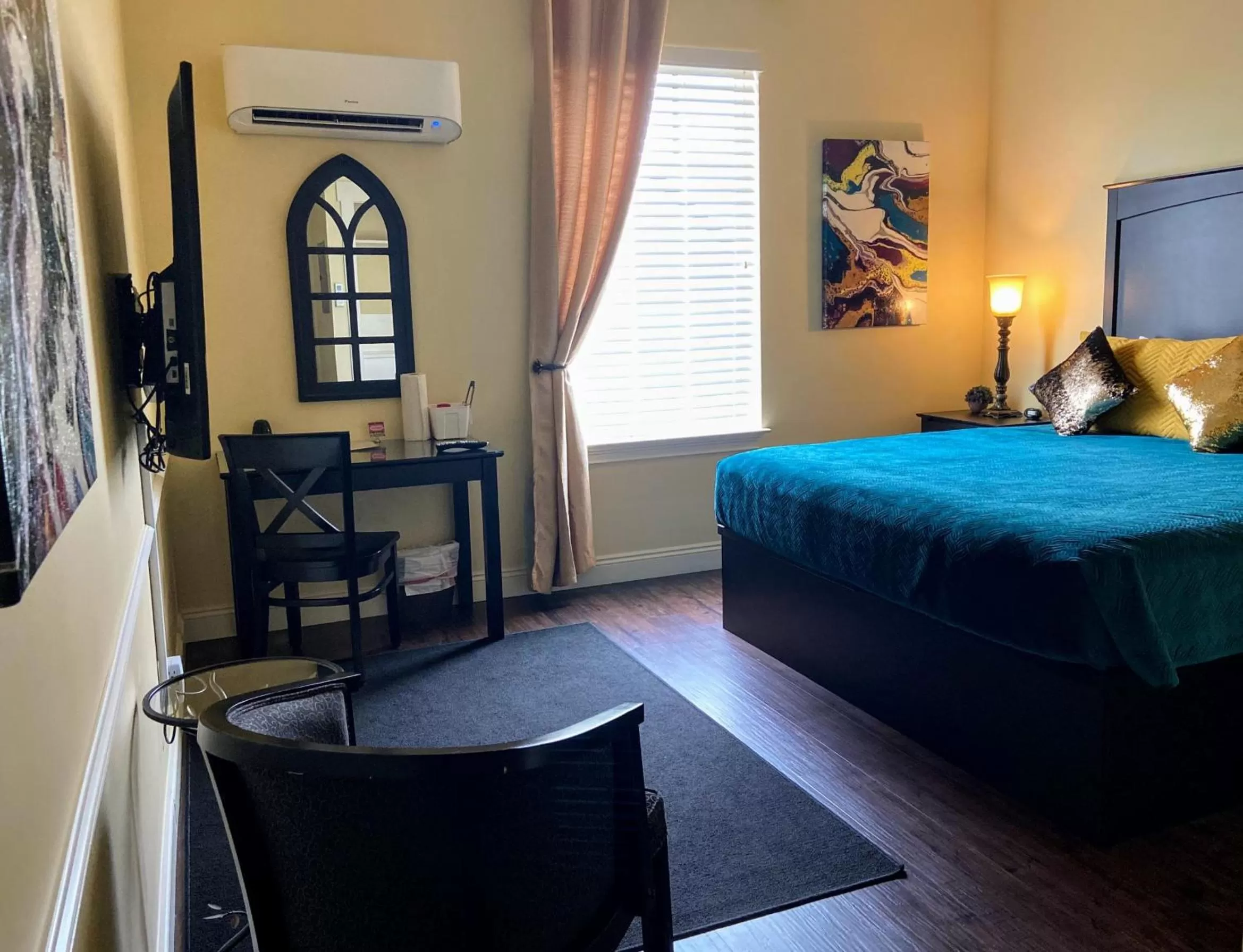 Deluxe King Room - single occupancy - No Kitchen in 30-A Inn & Suites