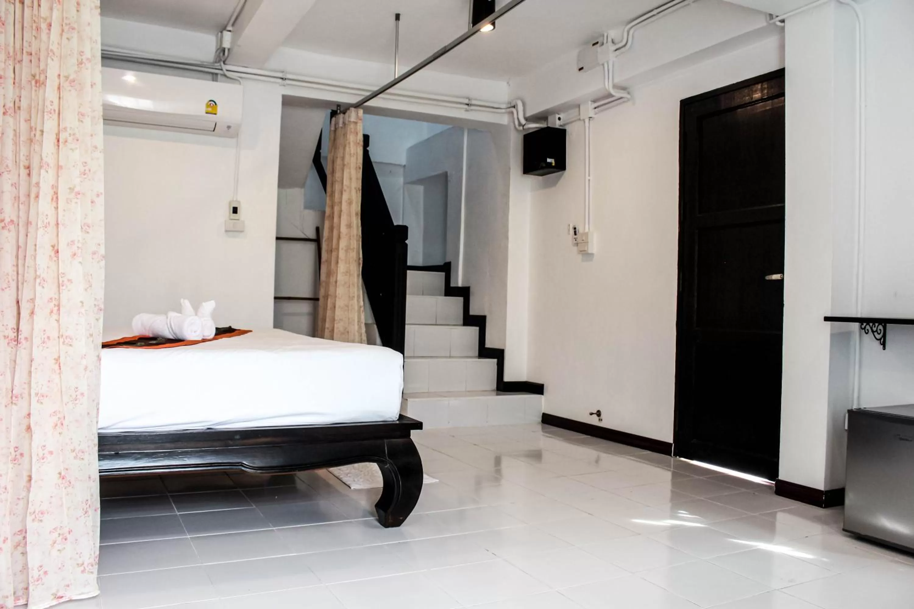 Photo of the whole room, Bed in Vlodge House