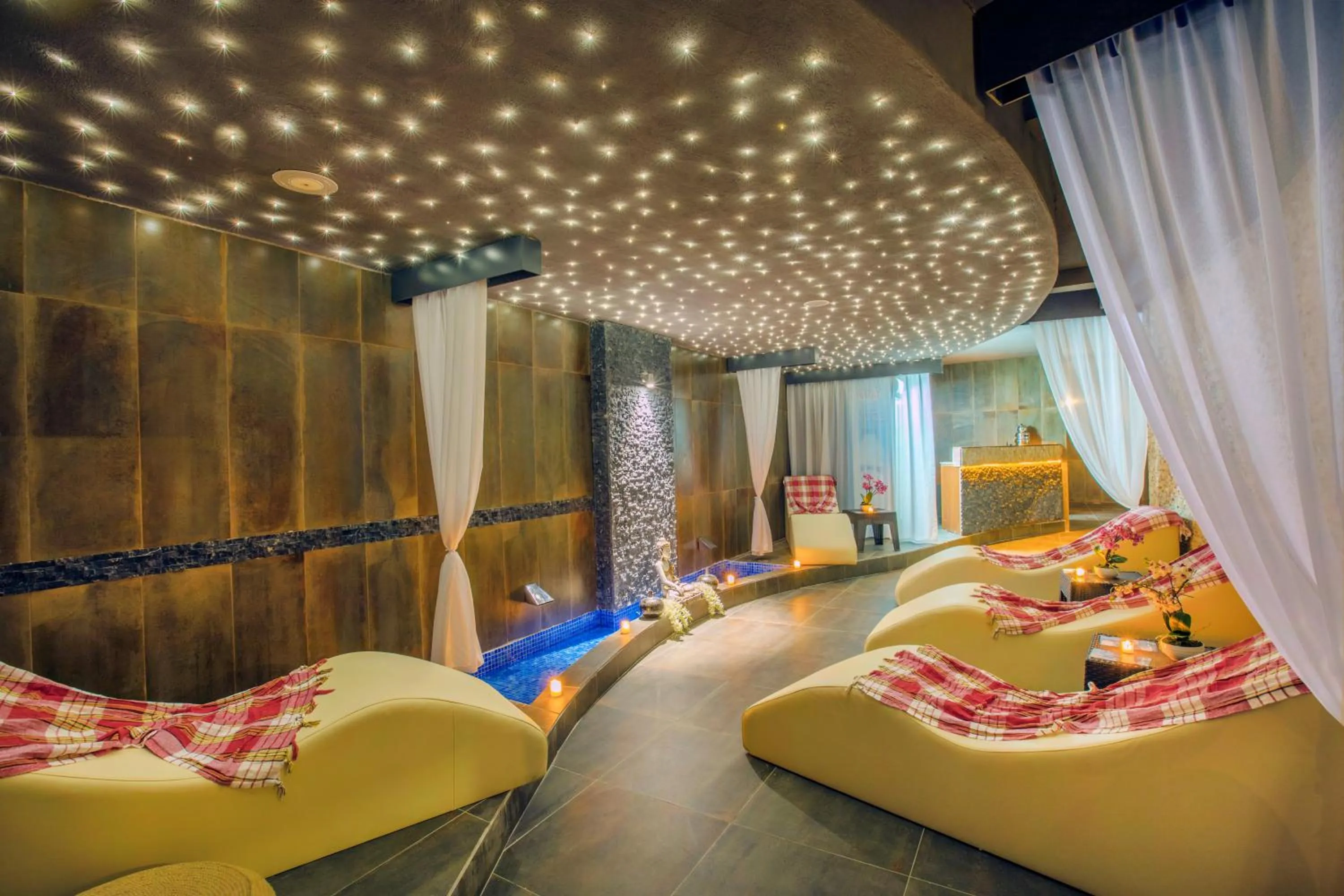 Sauna, Bed in Hawaii Suite Beach Hotel