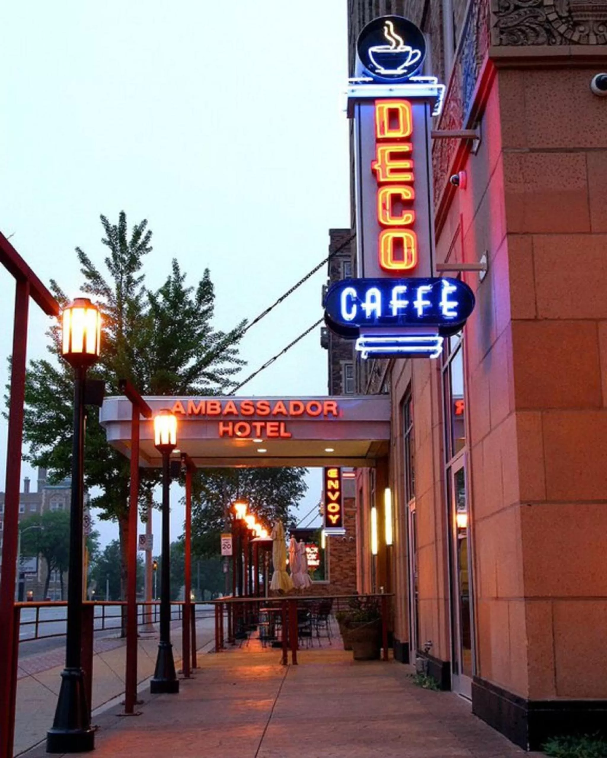 Restaurant/places to eat in Ambassador Hotel Milwaukee, Trademark Collection by Wyndham