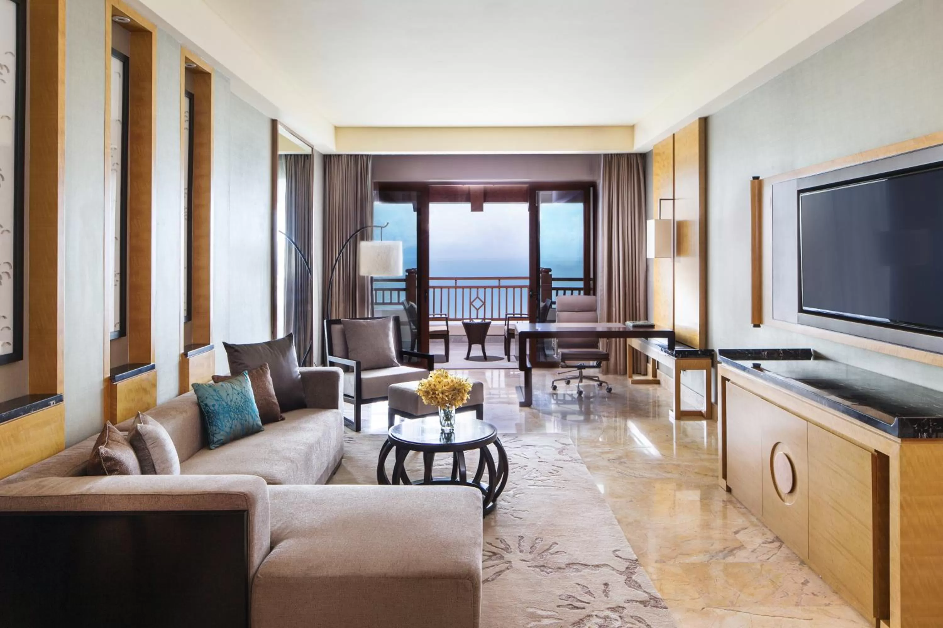 Communal lounge/ TV room in Haikou Marriott Hotel