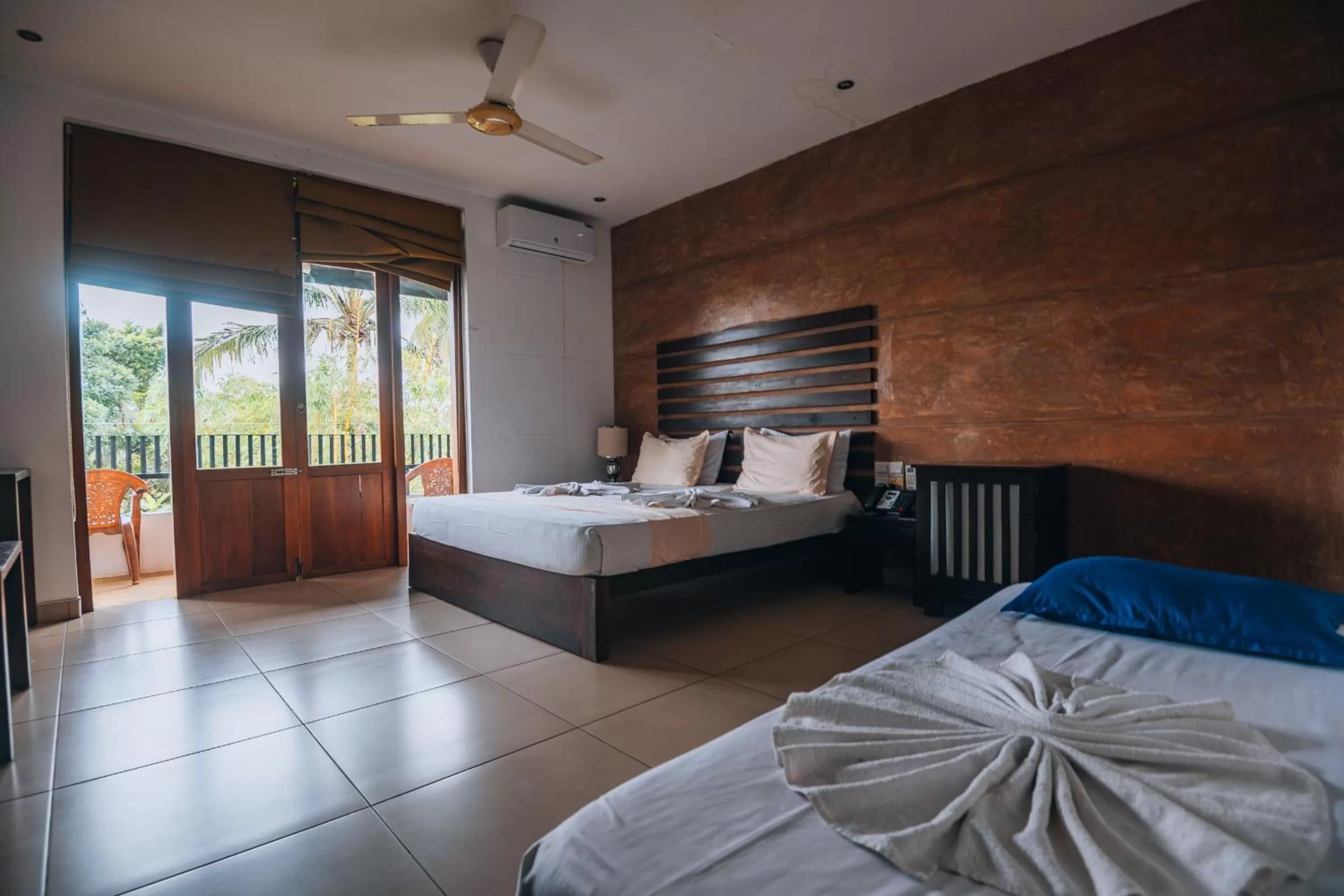 Photo of the whole room, Bed in Summer Side