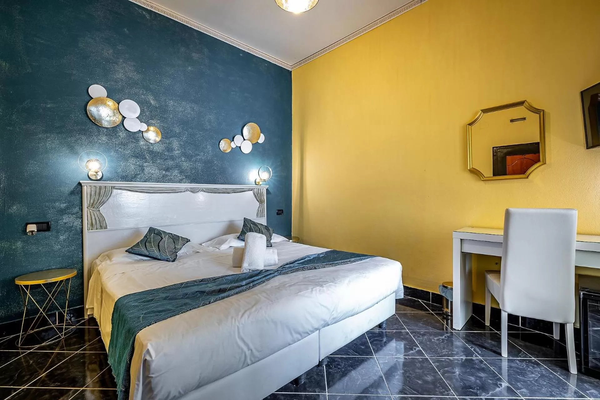 Bedroom, Bed in HOTEL VENETO con accesso ZTL