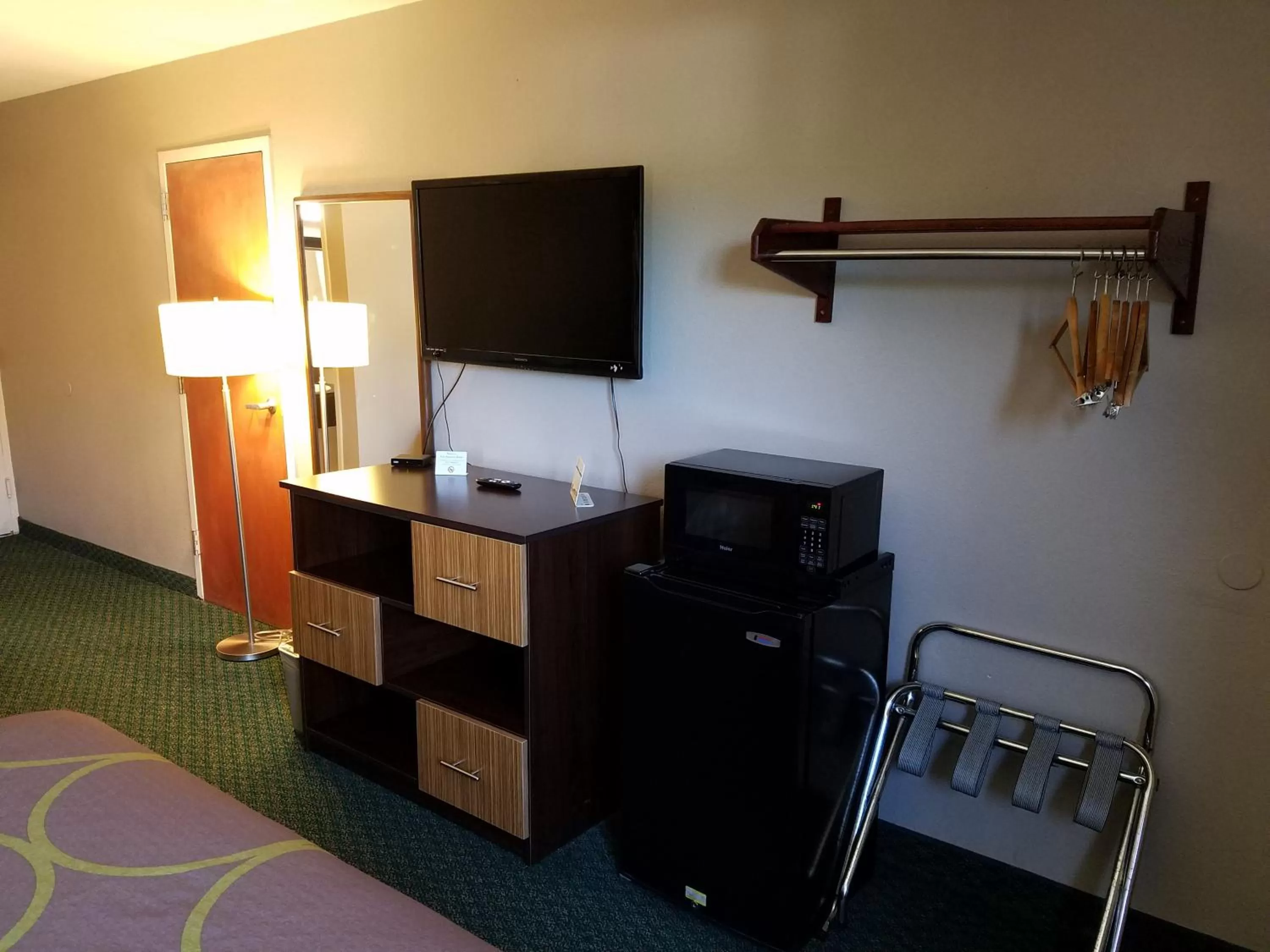 TV and multimedia, Bed in Super 8 by Wyndham Bentonville