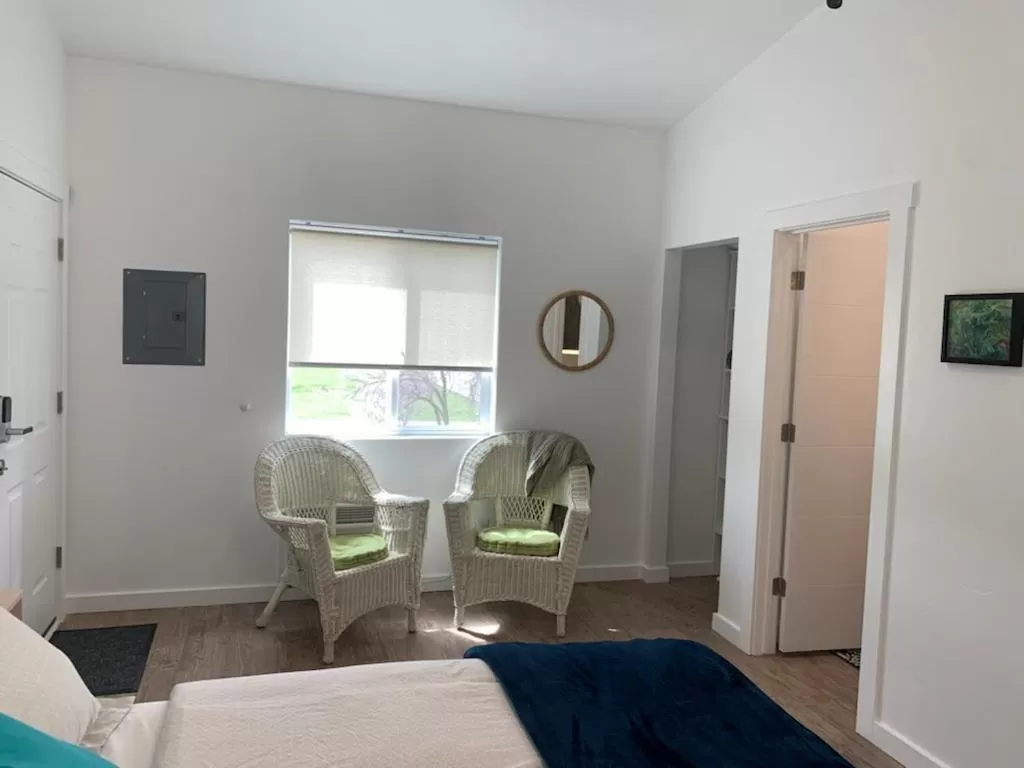 Seating area, Bed in Winzig Lodge