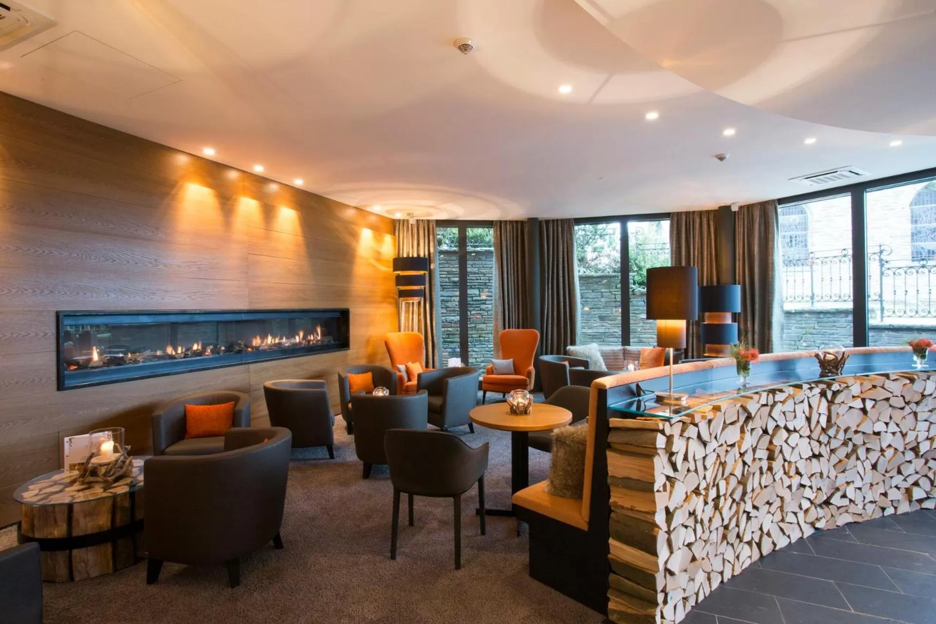 Communal lounge/ TV room in Romantik Berghotel Astenkrone