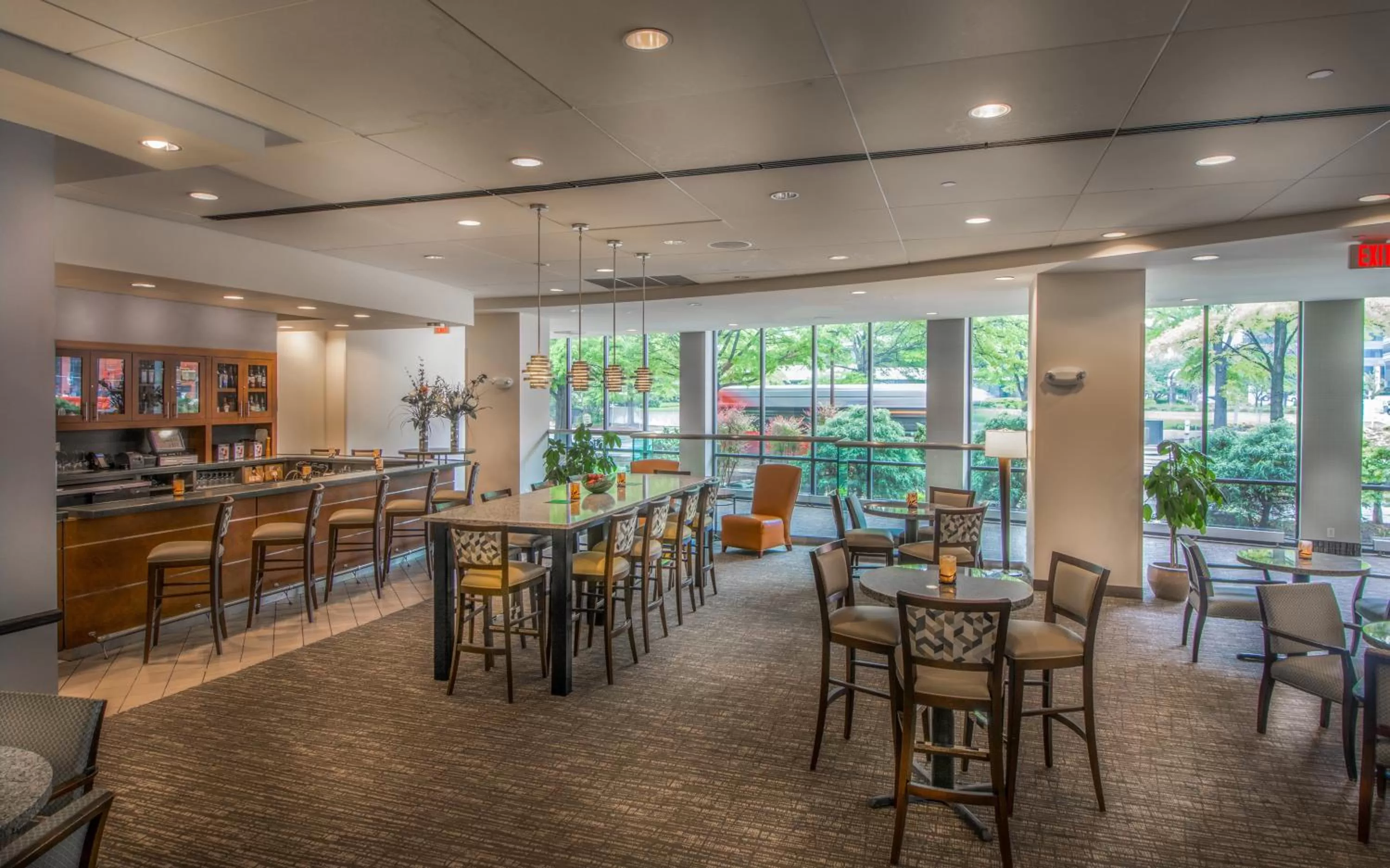 Lounge or bar in Holiday Inn Arlington at Ballston by IHG