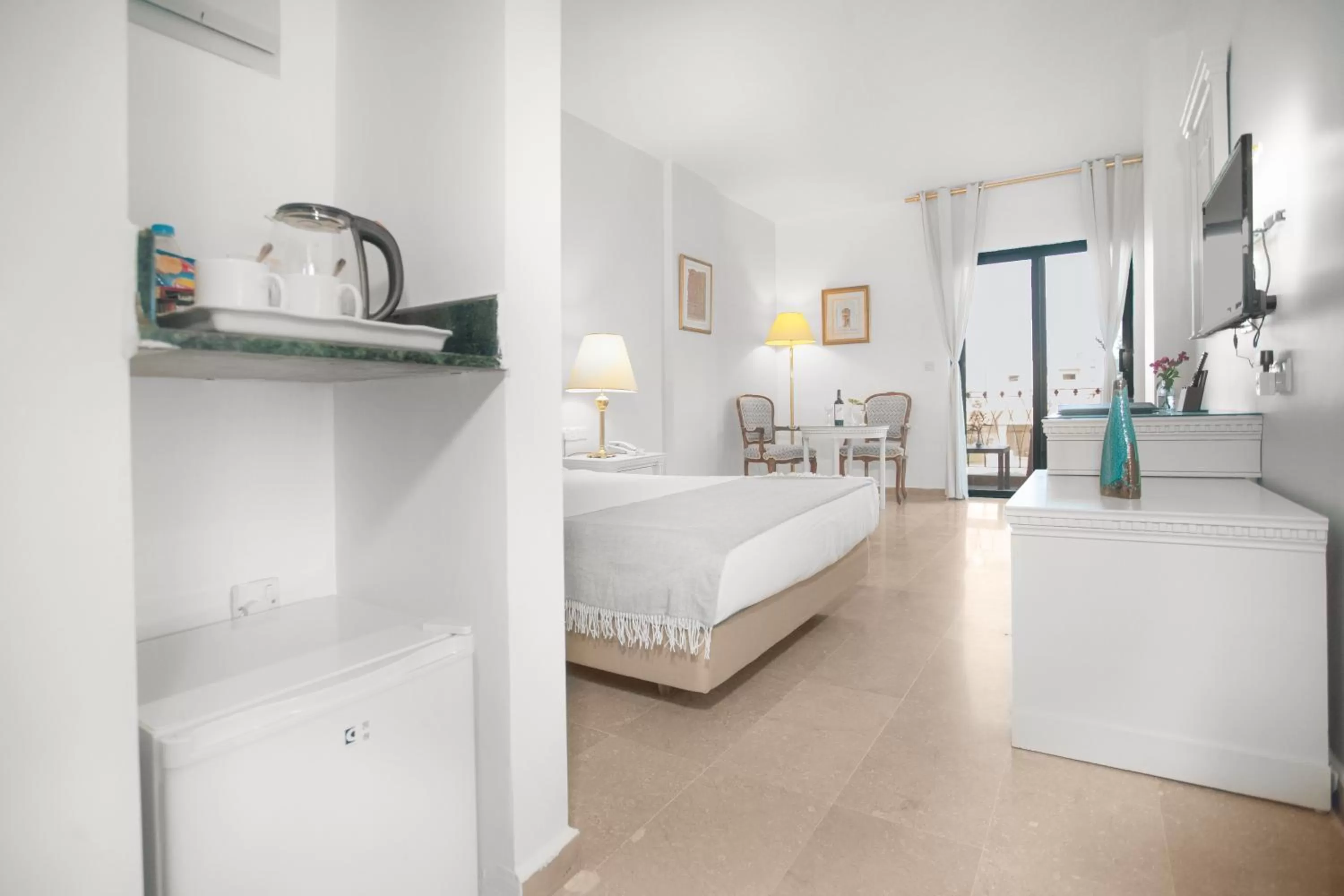 Kitchen or kitchenette, Bed in Grand Hotel Madaba