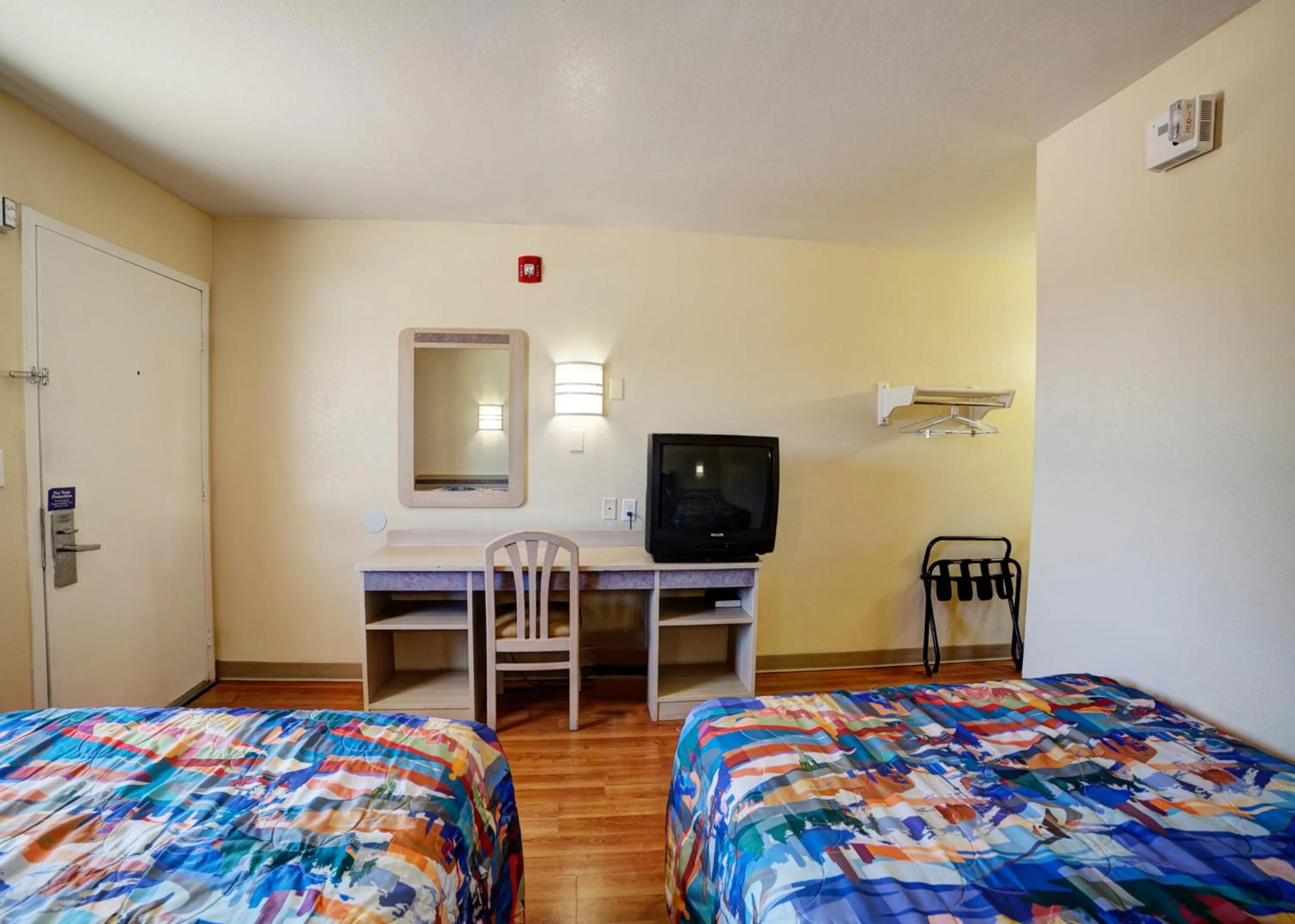 Seating area, Bed in Super 7 Inn