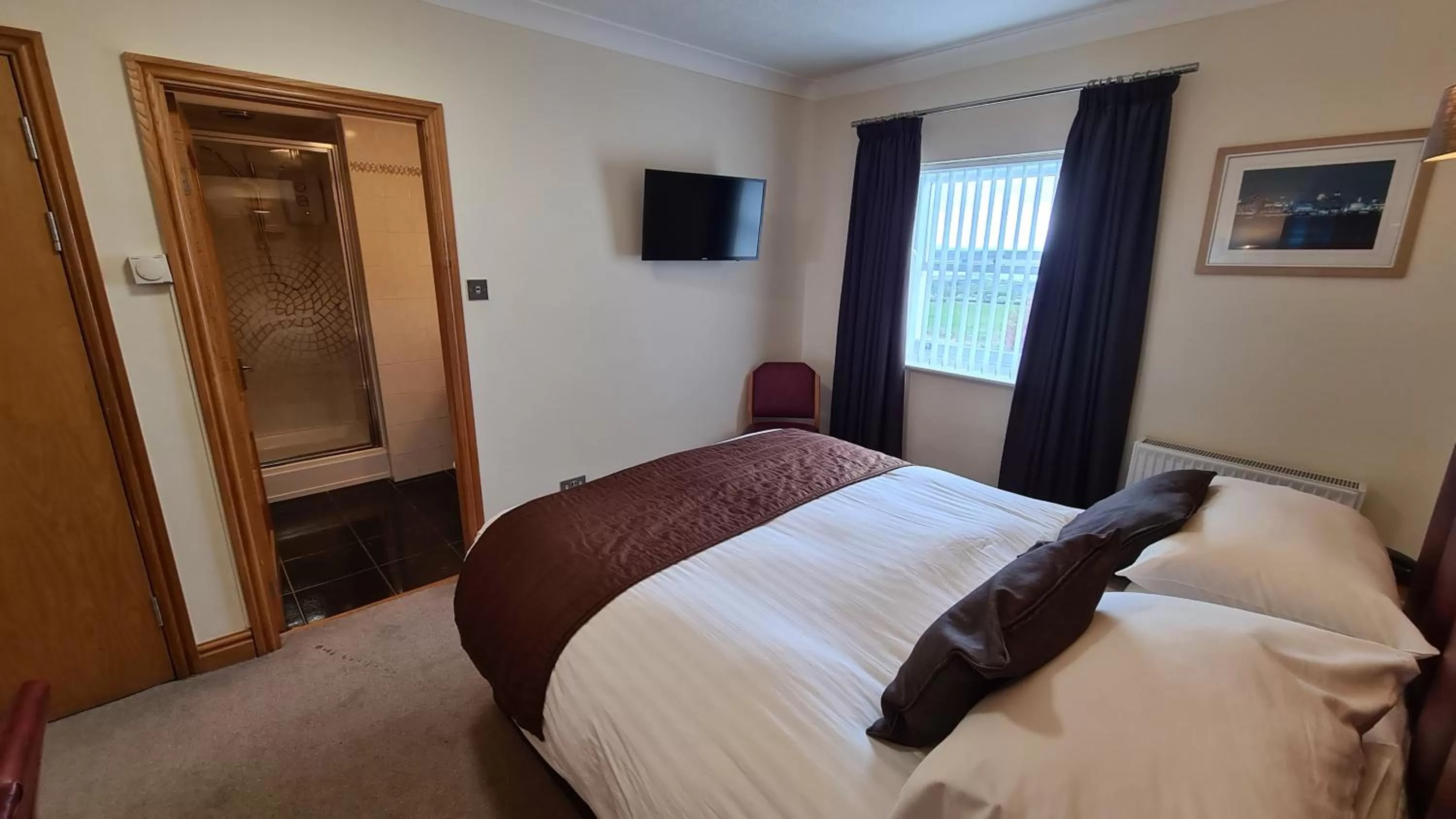 Bedroom, Bed in The Royal Hotel