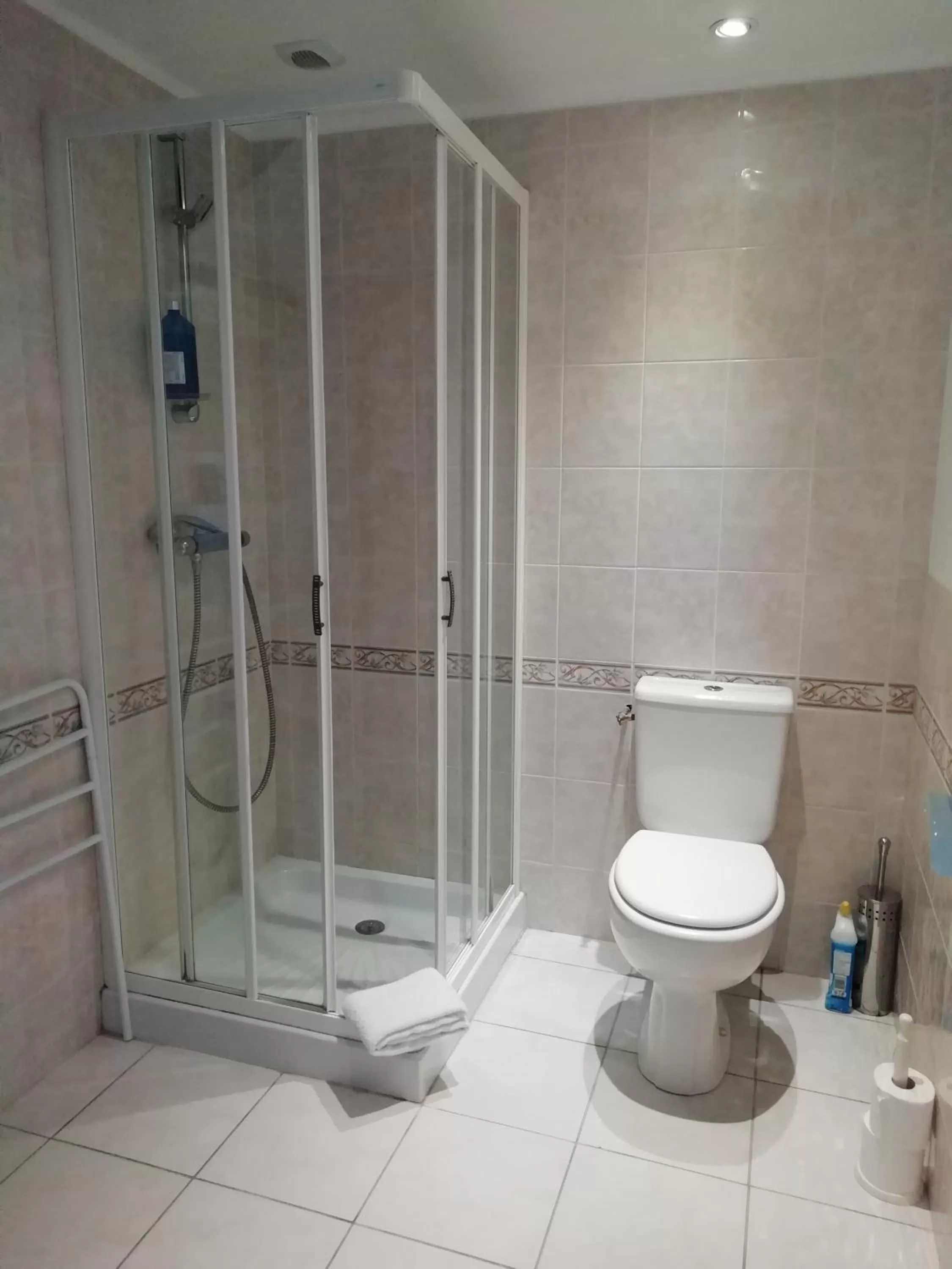 Other, Bathroom in Vue sur la Rance